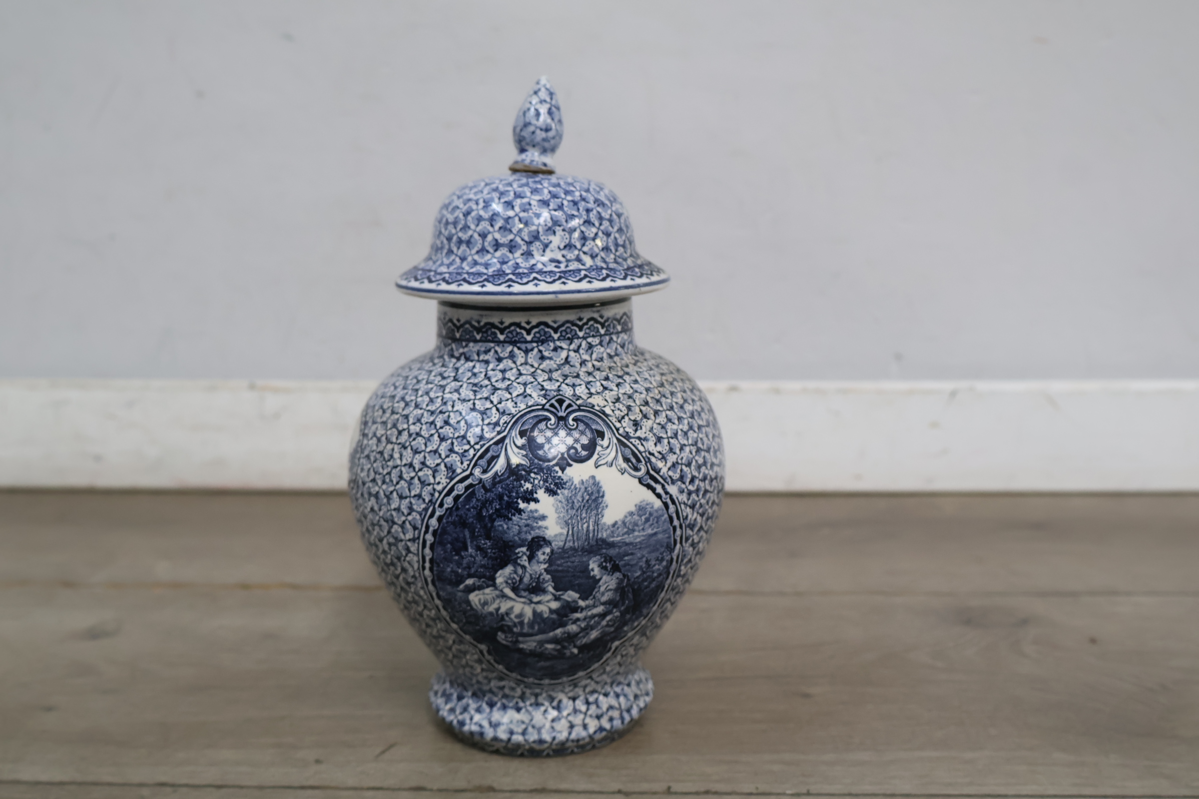 Blauw-witte dekselvaas met decoratief schilderij – foto 3 – kavel bij GSD Auctions, Zoeterwoude