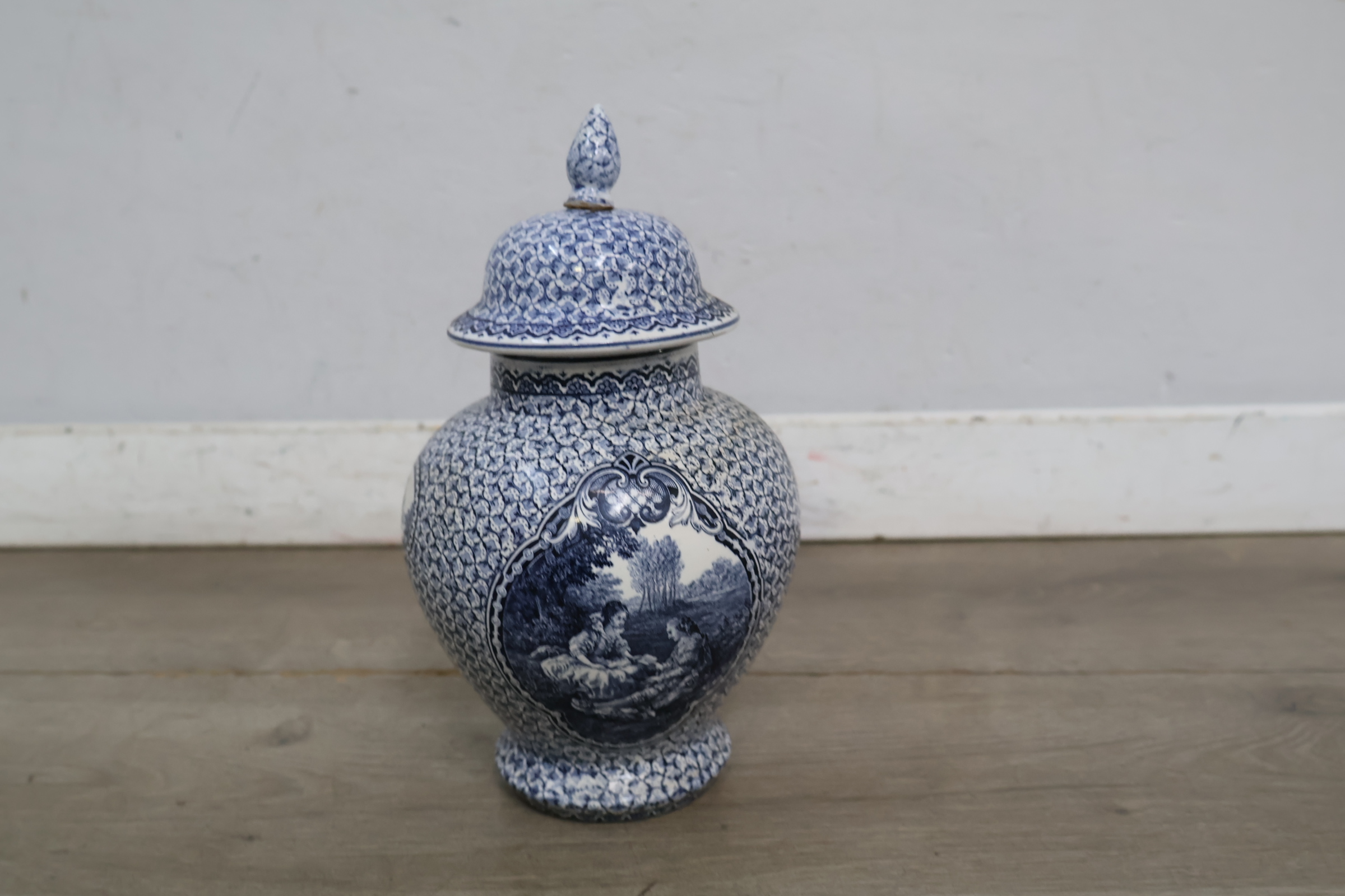 Blauw-witte dekselvaas met decoratief schilderij – foto 4 – kavel bij GSD Auctions, Zoeterwoude