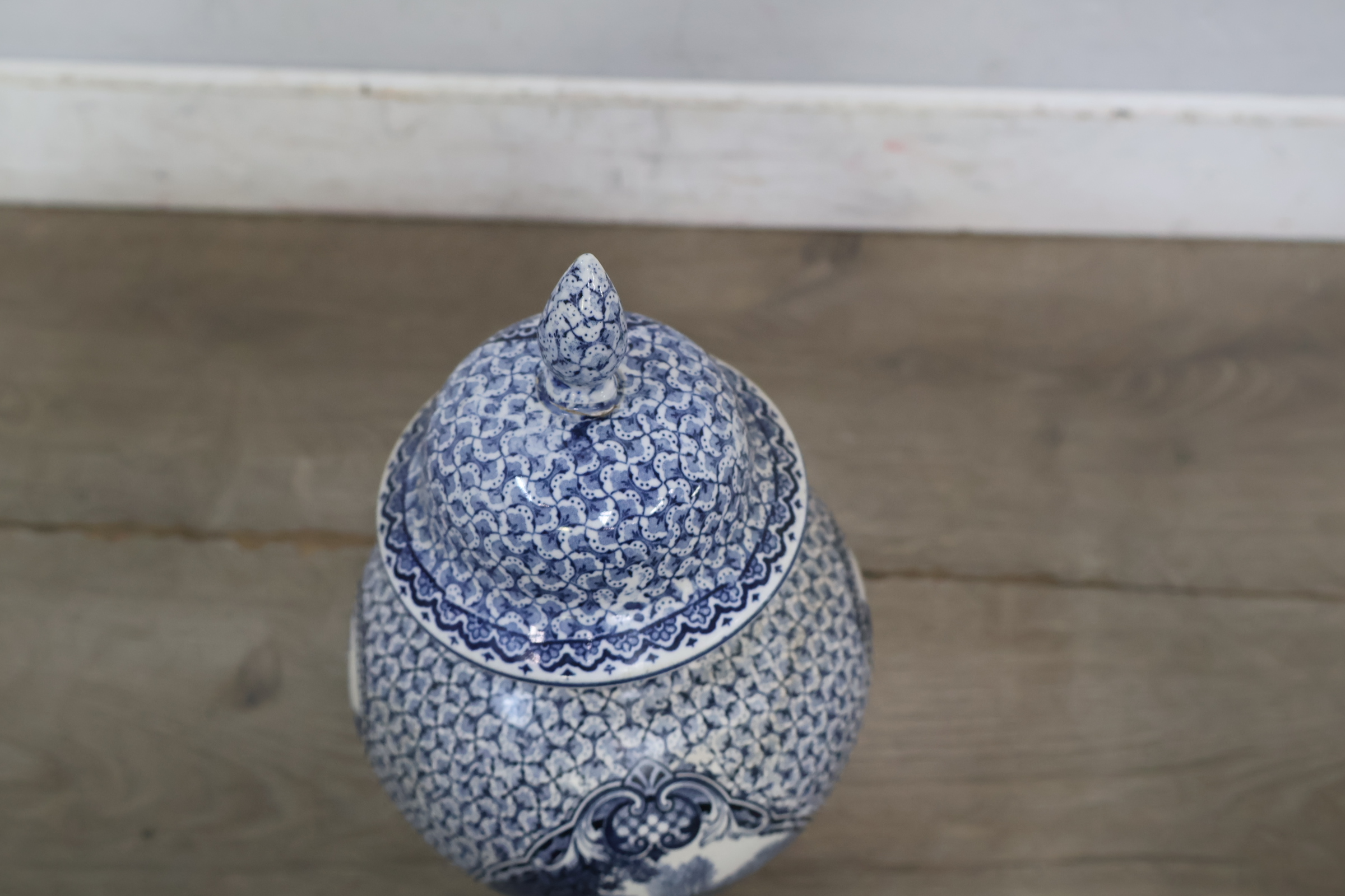 Blauw-witte dekselvaas met decoratief schilderij – foto 5 – kavel bij GSD Auctions, Zoeterwoude