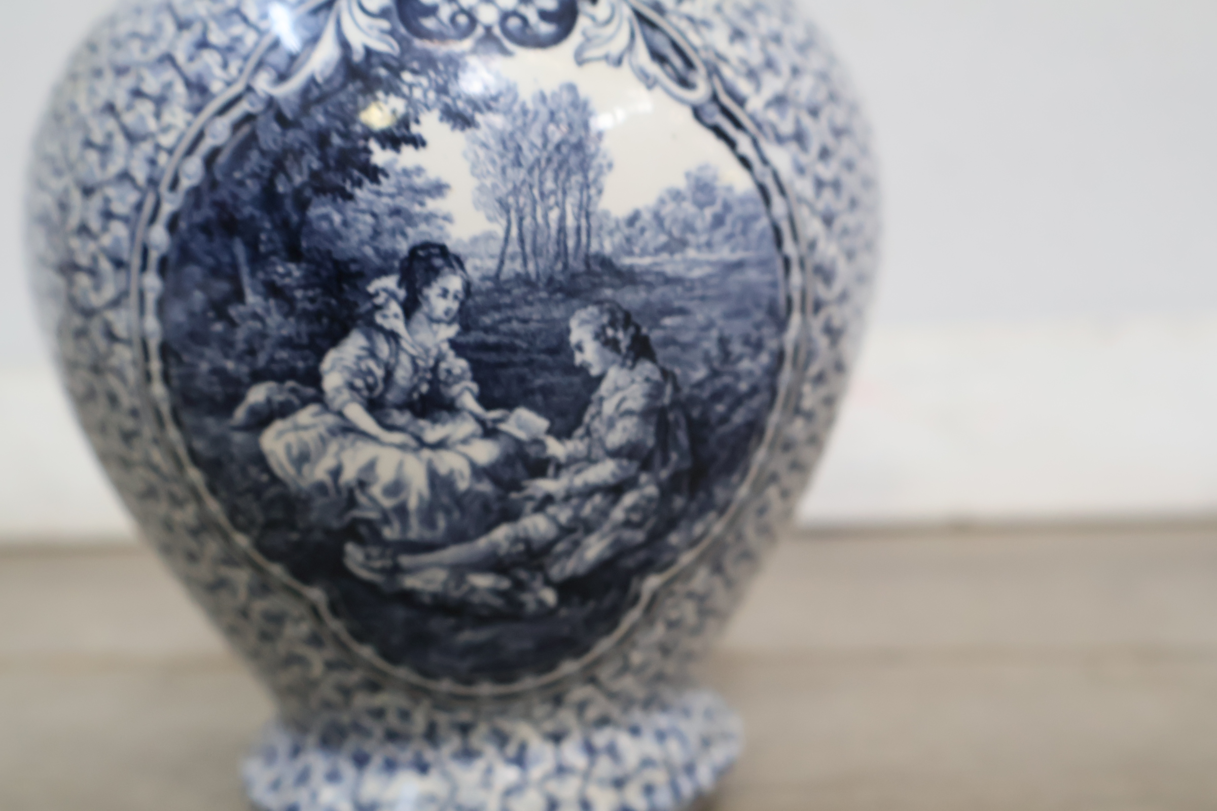 Blauw-witte dekselvaas met decoratief schilderij – foto 6 – kavel bij GSD Auctions, Zoeterwoude