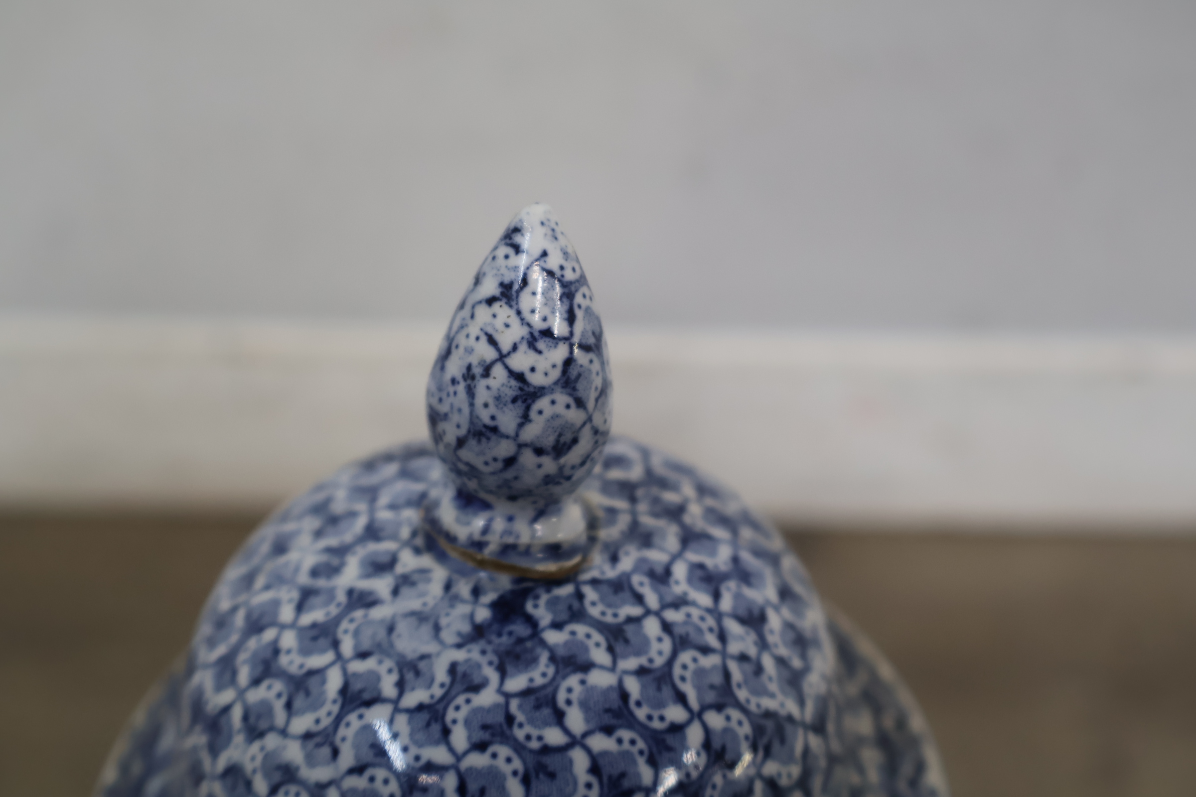 Blauw-witte dekselvaas met decoratief schilderij – foto 7 – kavel bij GSD Auctions, Zoeterwoude