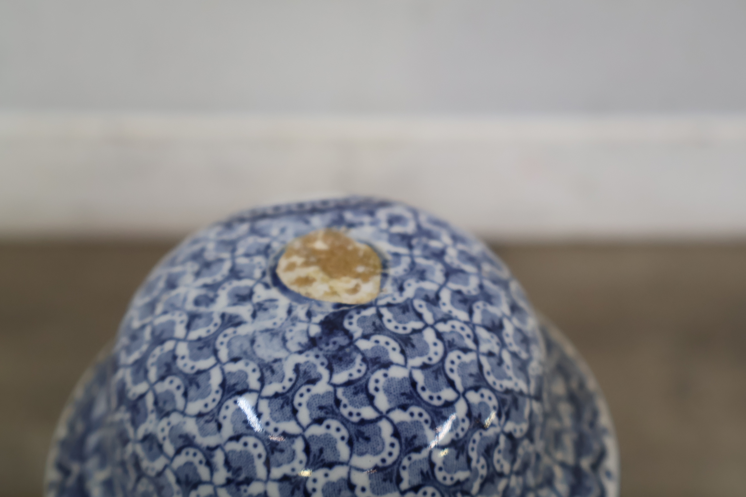 Blauw-witte dekselvaas met decoratief schilderij – foto 8 – kavel bij GSD Auctions, Zoeterwoude