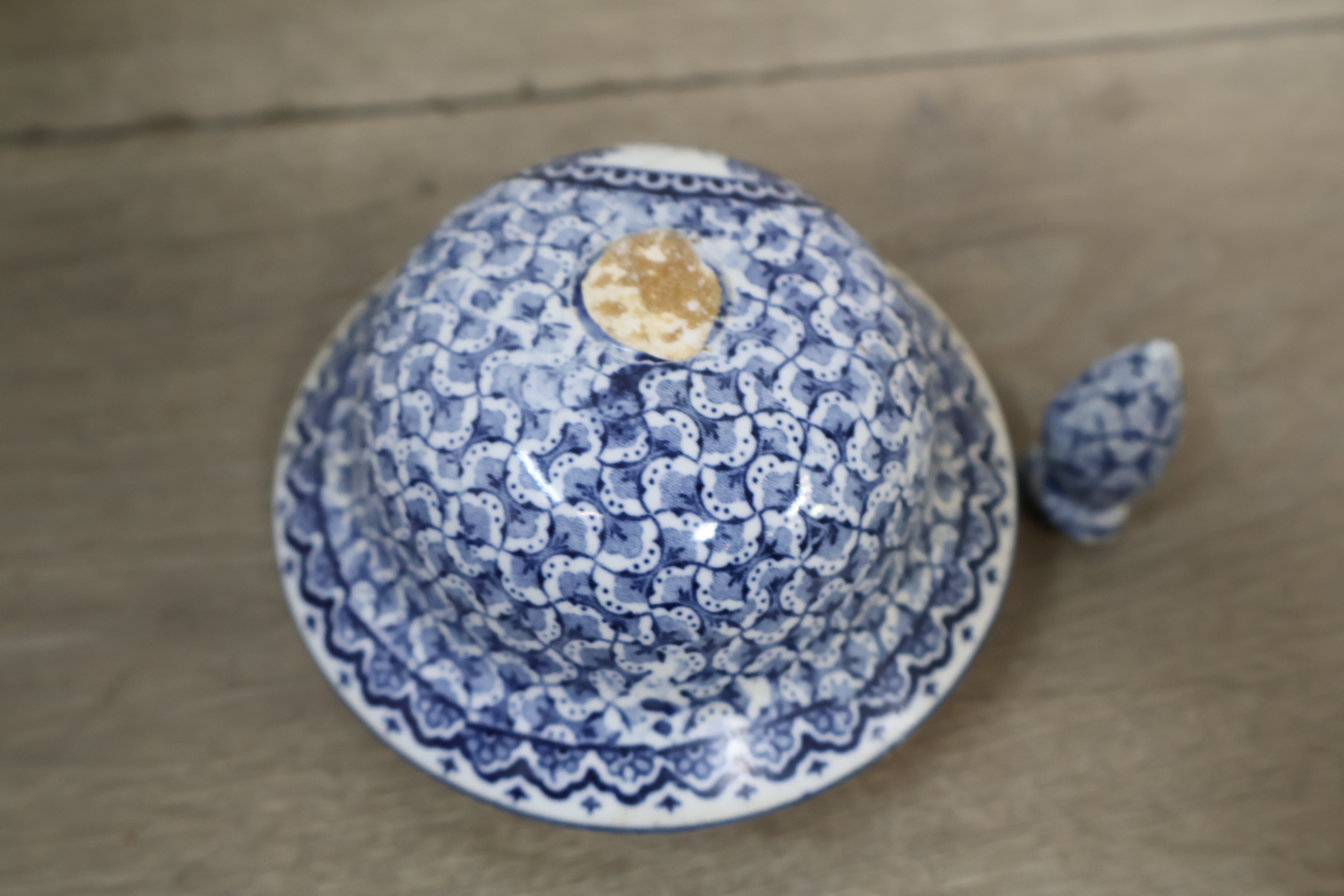 Blauw-witte dekselvaas met decoratief schilderij – foto 9 – kavel bij GSD Auctions, Zoeterwoude