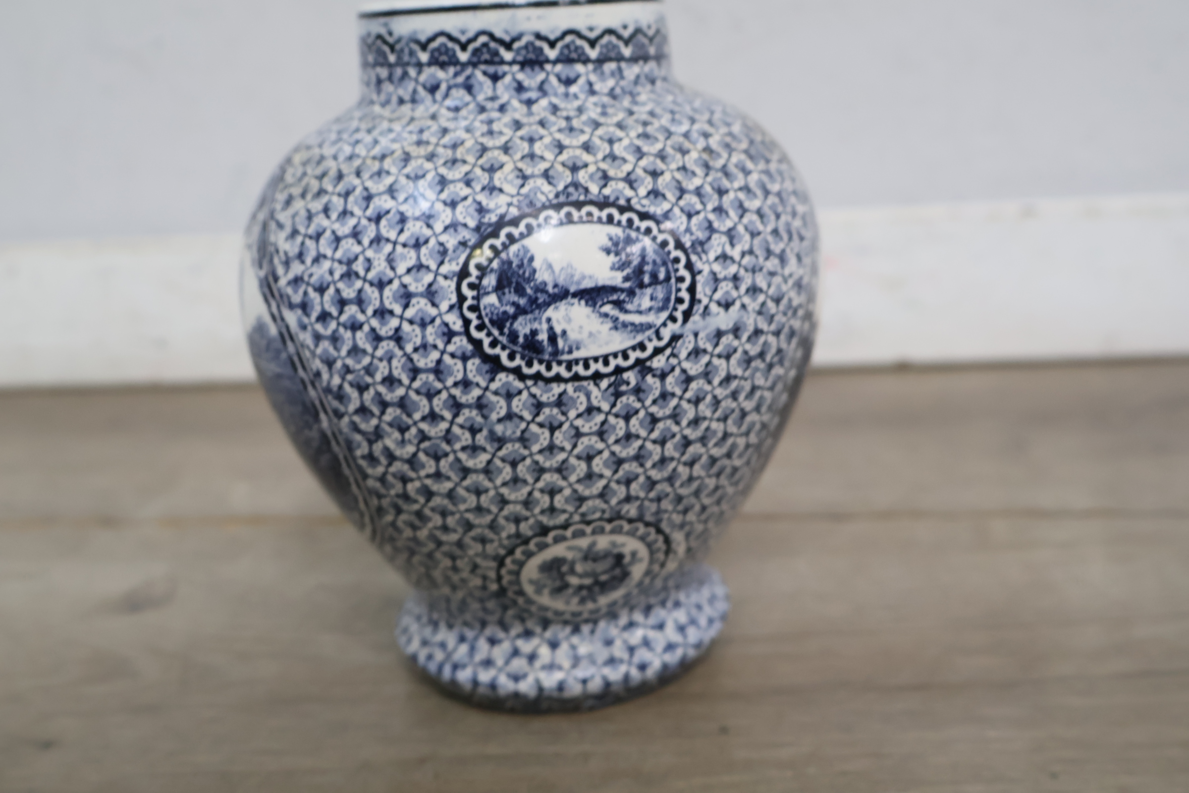 Blauw-witte dekselvaas met decoratief schilderij – foto 10 – kavel bij GSD Auctions, Zoeterwoude