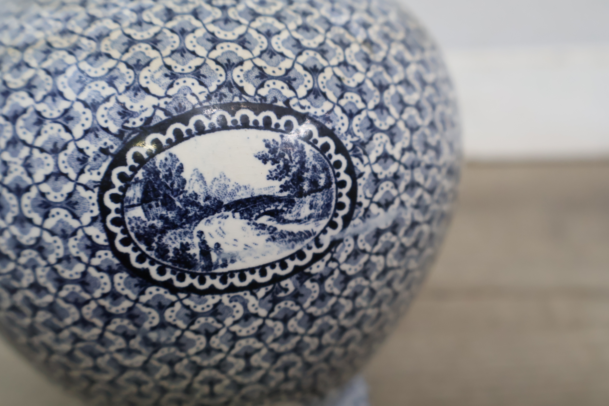 Blauw-witte dekselvaas met decoratief schilderij – foto 11 – kavel bij GSD Auctions, Zoeterwoude