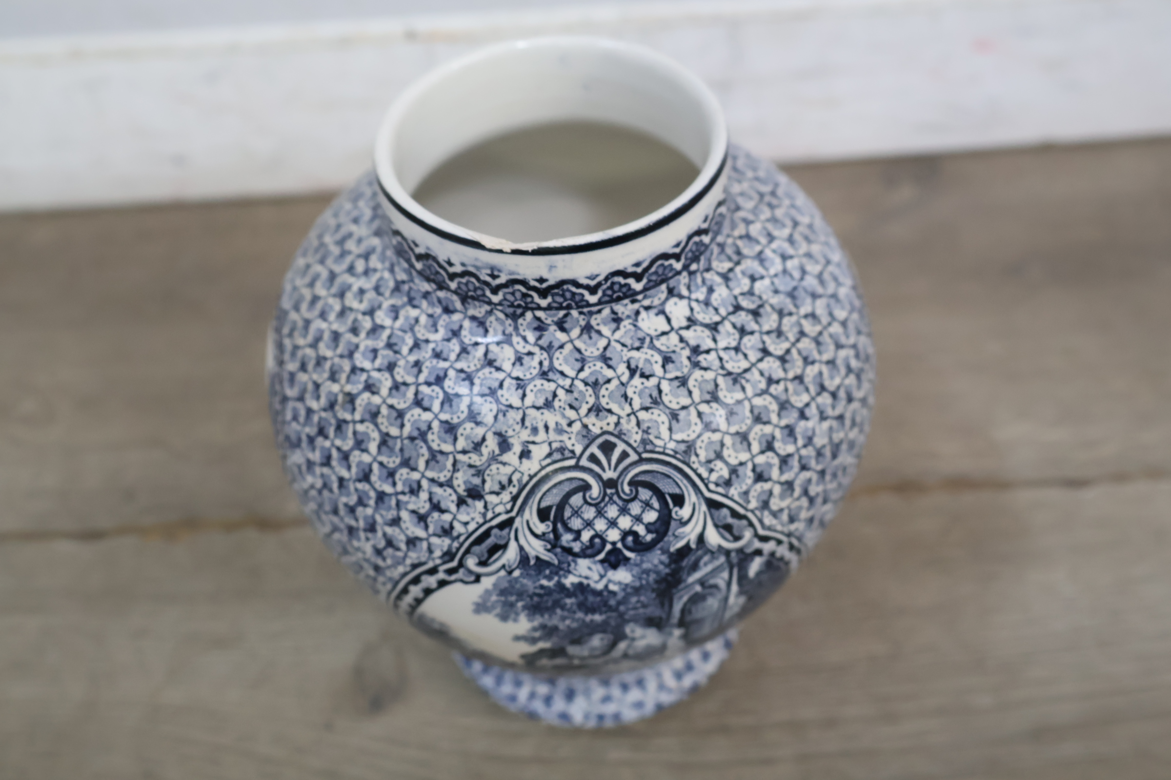 Blauw-witte dekselvaas met decoratief schilderij – foto 12 – kavel bij GSD Auctions, Zoeterwoude