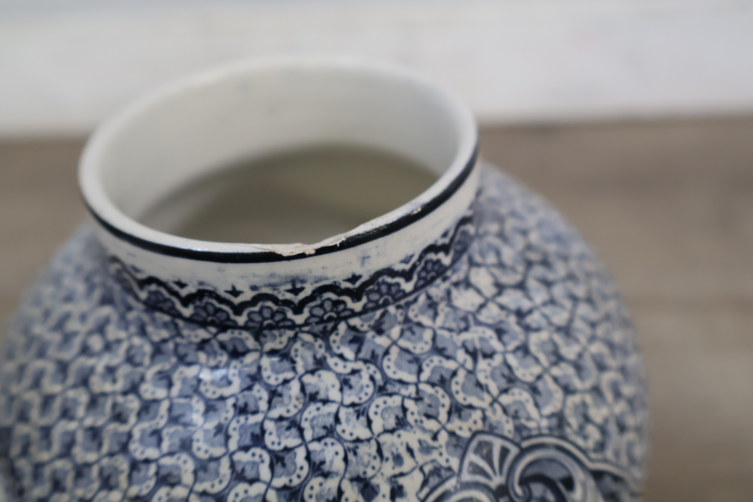 Blauw-witte dekselvaas met decoratief schilderij – foto 13 – kavel bij GSD Auctions, Zoeterwoude