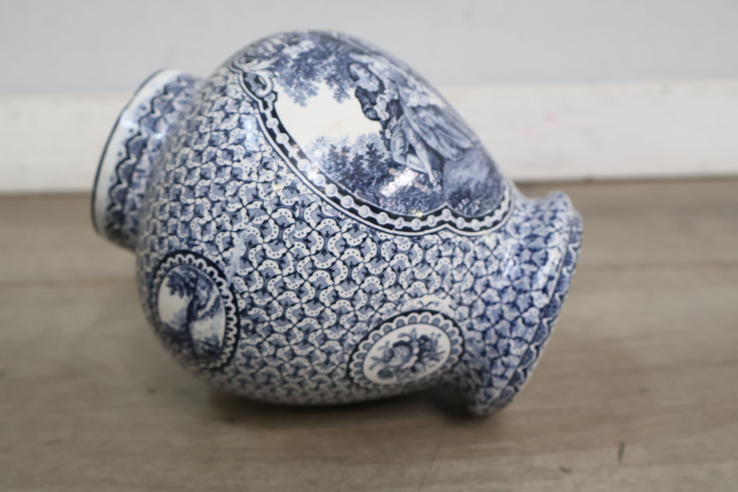 Blauw-witte dekselvaas met decoratief schilderij – foto 14 – kavel bij GSD Auctions, Zoeterwoude