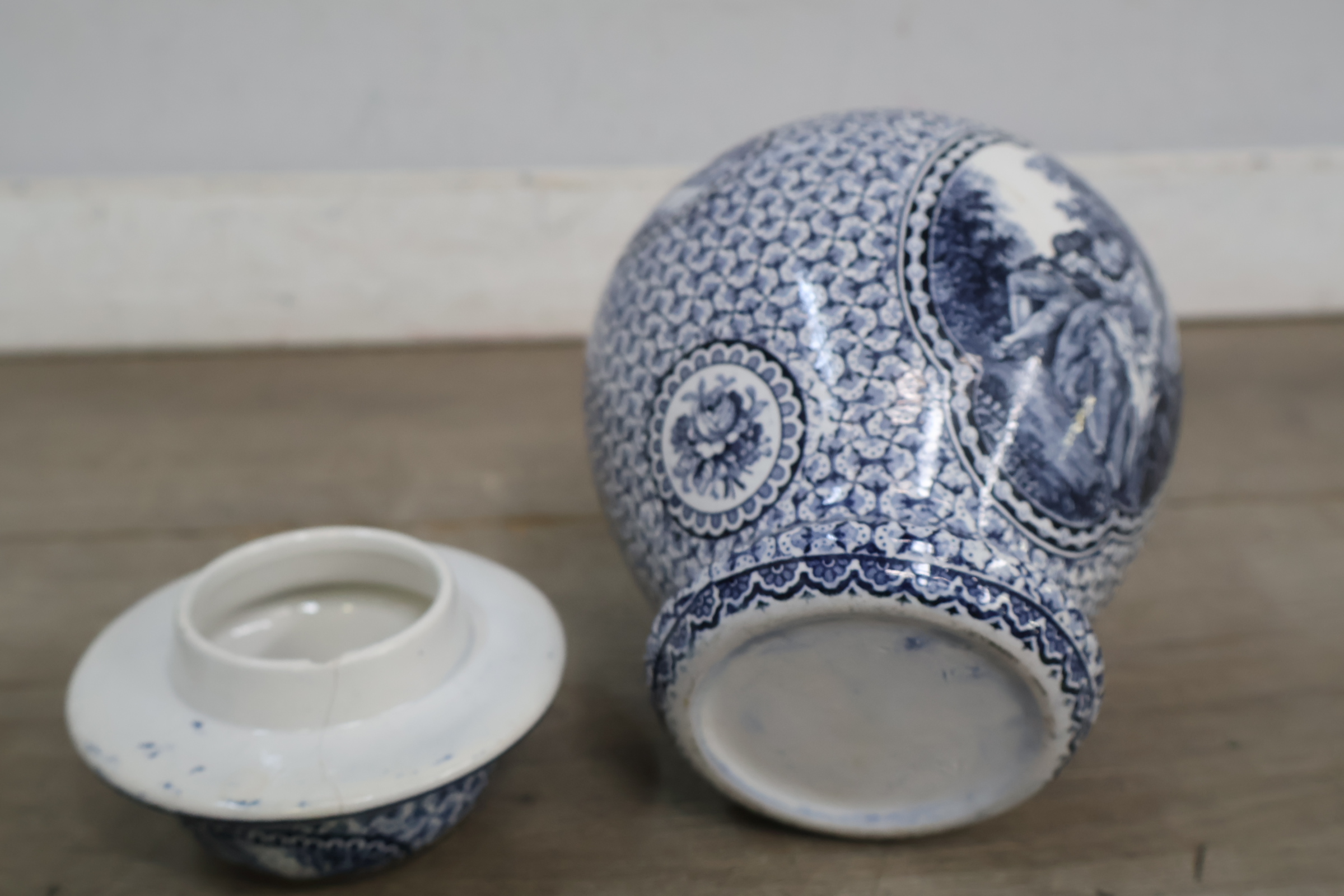 Blauw-witte dekselvaas met decoratief schilderij – foto 15 – kavel bij GSD Auctions, Zoeterwoude