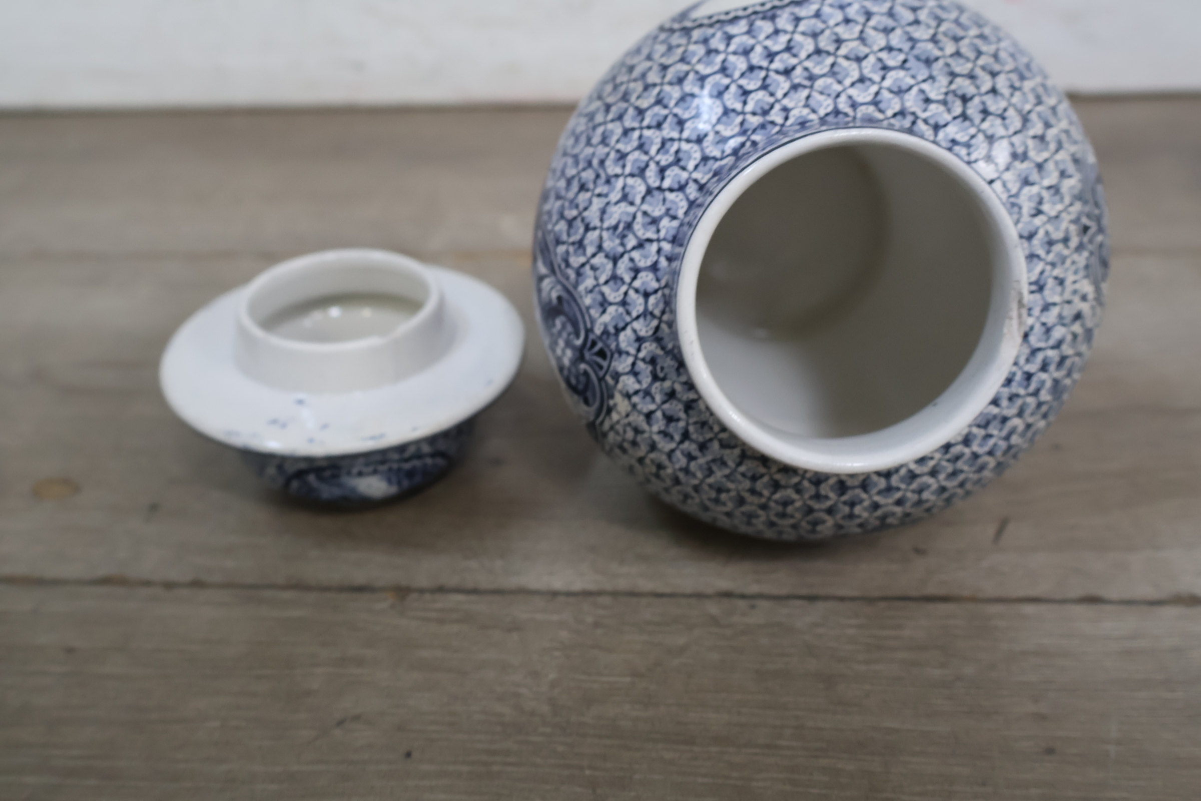 Blauw-witte dekselvaas met decoratief schilderij – foto 16 – kavel bij GSD Auctions, Zoeterwoude