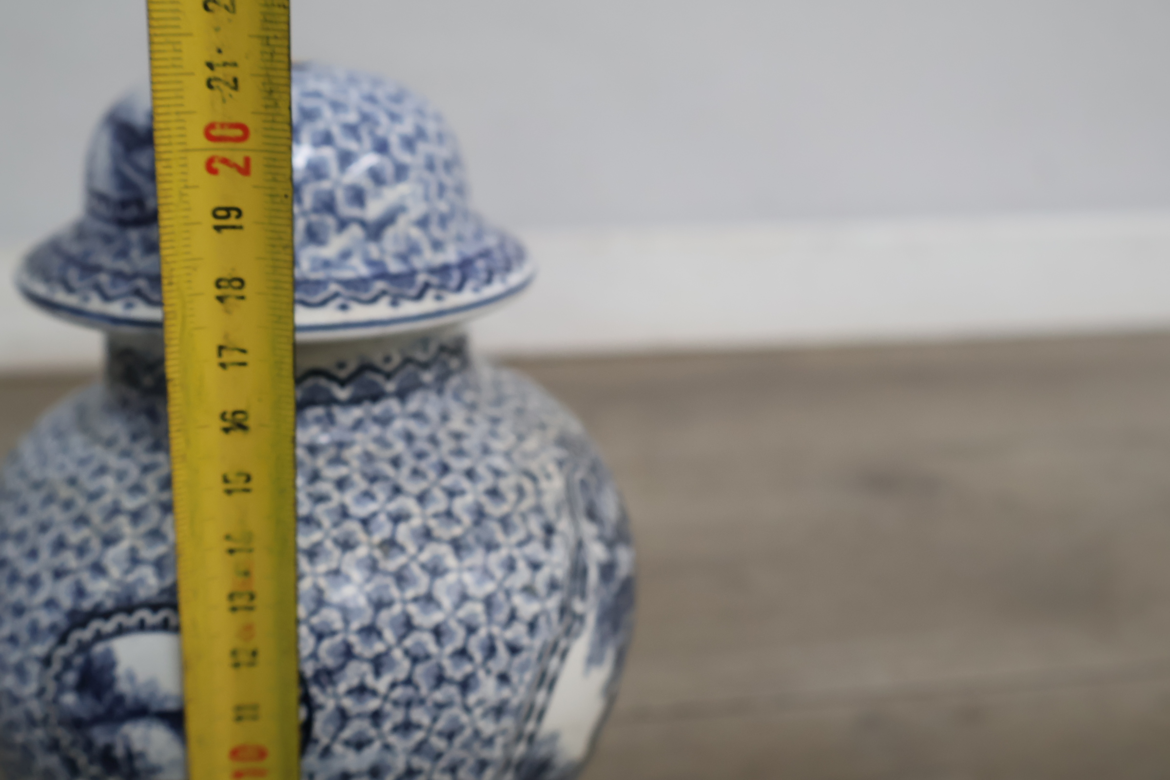 Blauw-witte dekselvaas met decoratief schilderij – foto 17 – kavel bij GSD Auctions, Zoeterwoude