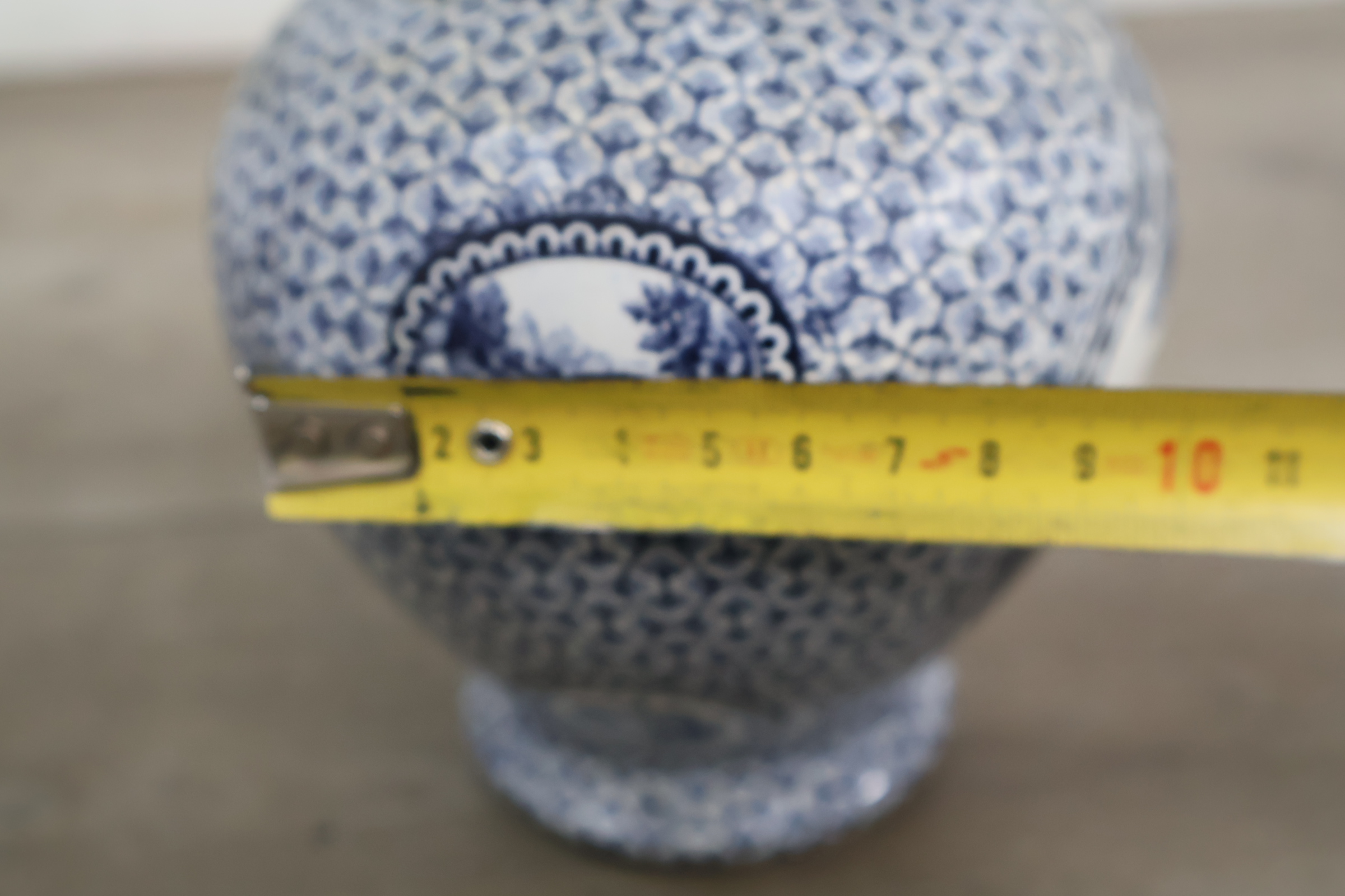 Blauw-witte dekselvaas met decoratief schilderij – foto 18 – kavel bij GSD Auctions, Zoeterwoude