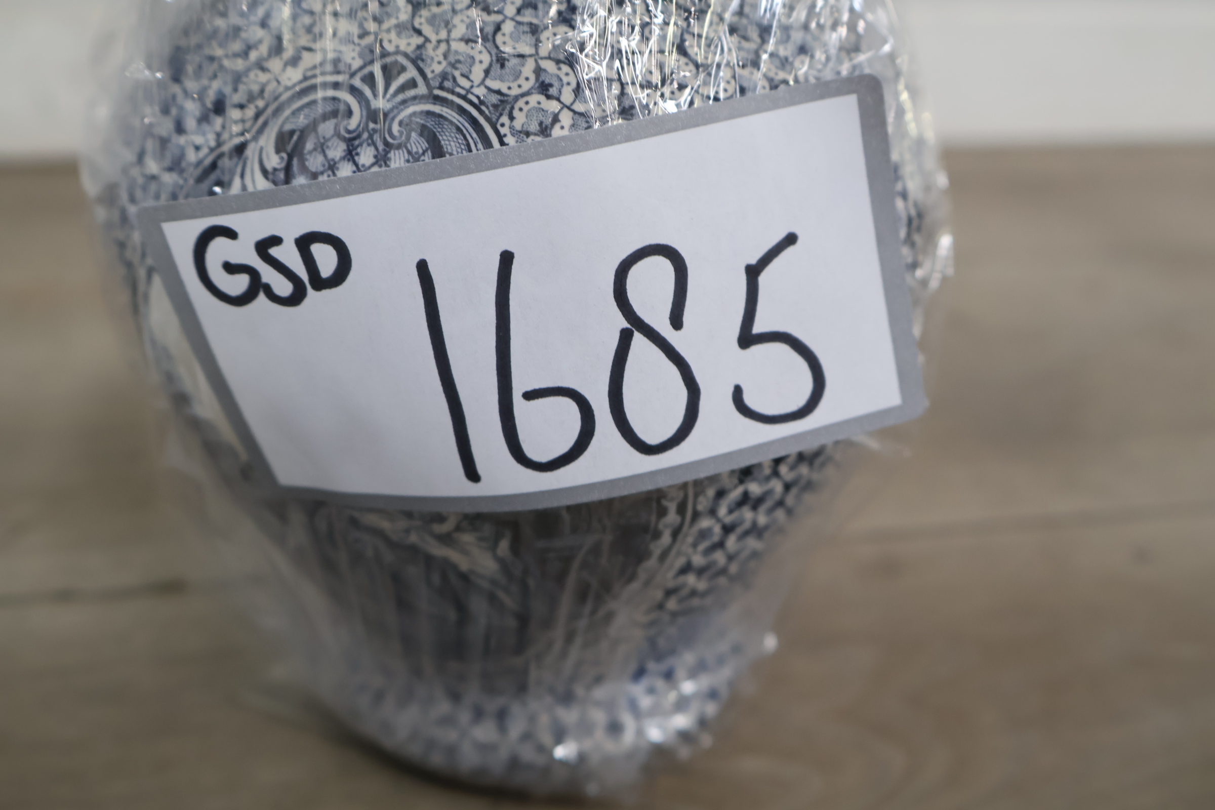 Blauw-witte dekselvaas met decoratief schilderij – foto 19 – kavel bij GSD Auctions, Zoeterwoude