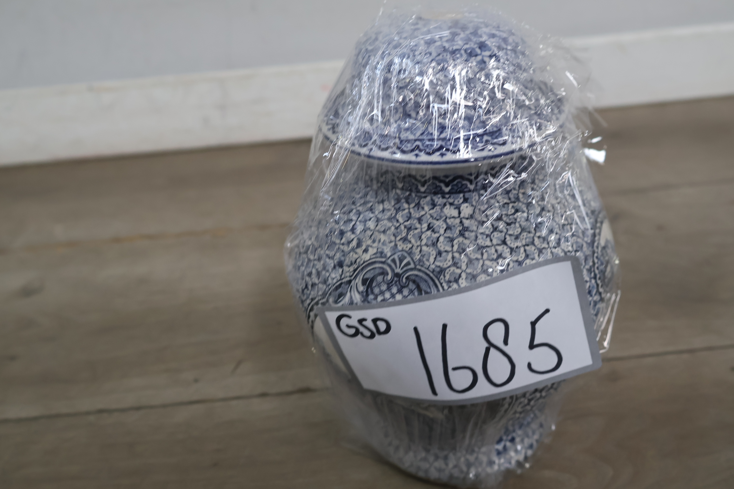 Blauw-witte dekselvaas met decoratief schilderij – foto 20 – kavel bij GSD Auctions, Zoeterwoude