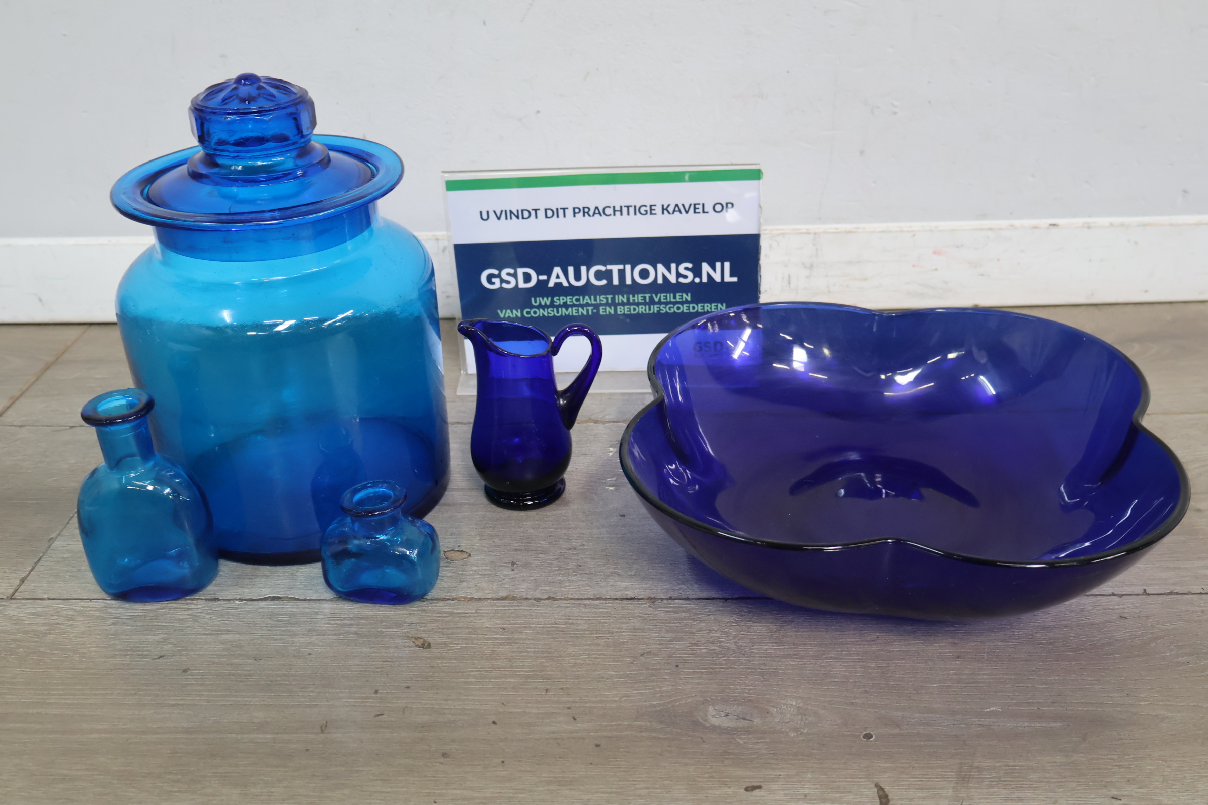 Set blauwe glazen gebruiksvoorwerpen – foto 2 – kavel bij GSD Auctions, Zoeterwoude