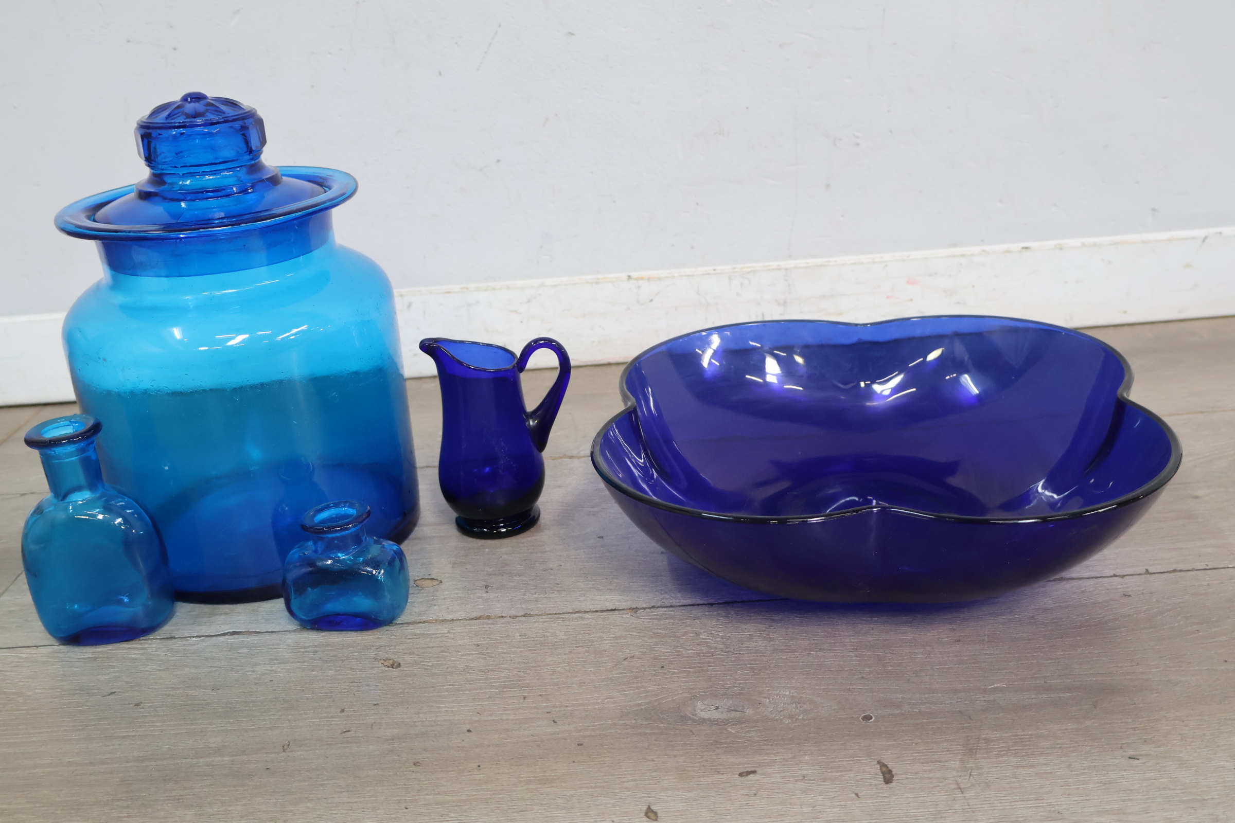 Set blauwe glazen gebruiksvoorwerpen – foto 3 – kavel bij GSD Auctions, Zoeterwoude
