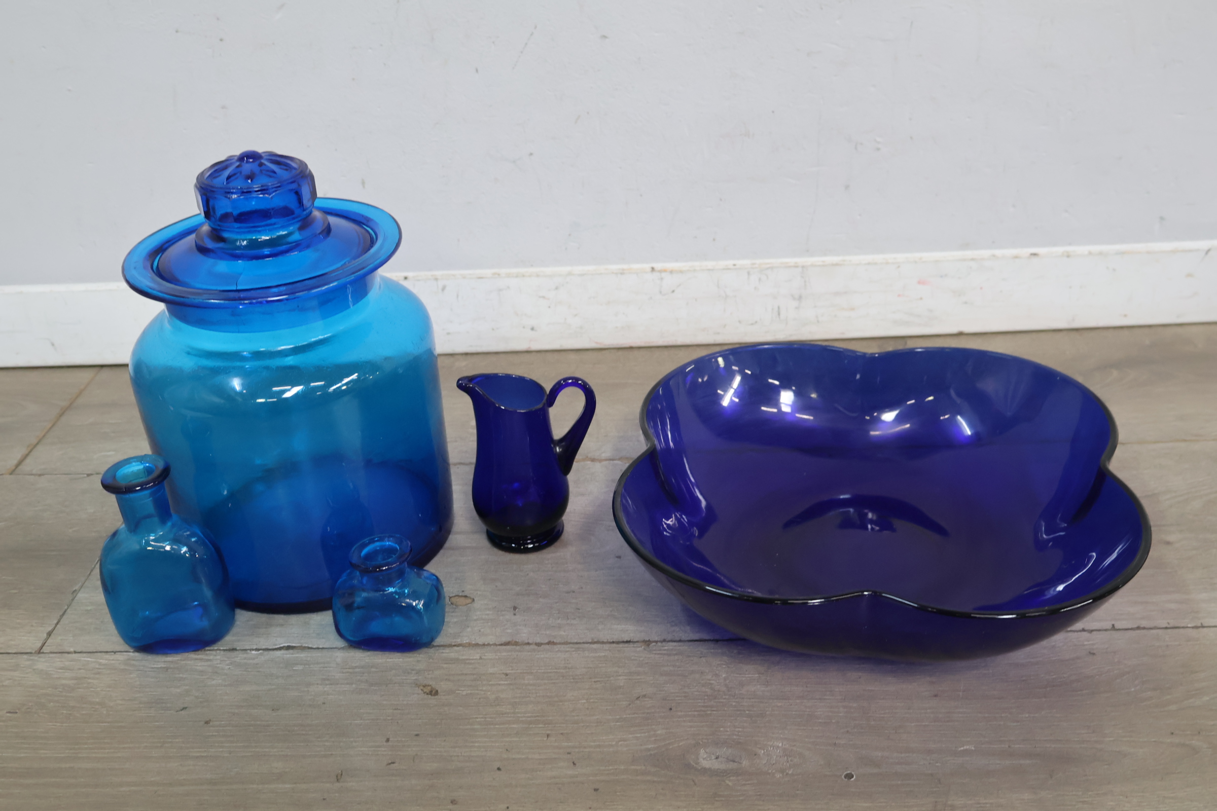 Set blauwe glazen gebruiksvoorwerpen – foto 4 – kavel bij GSD Auctions, Zoeterwoude