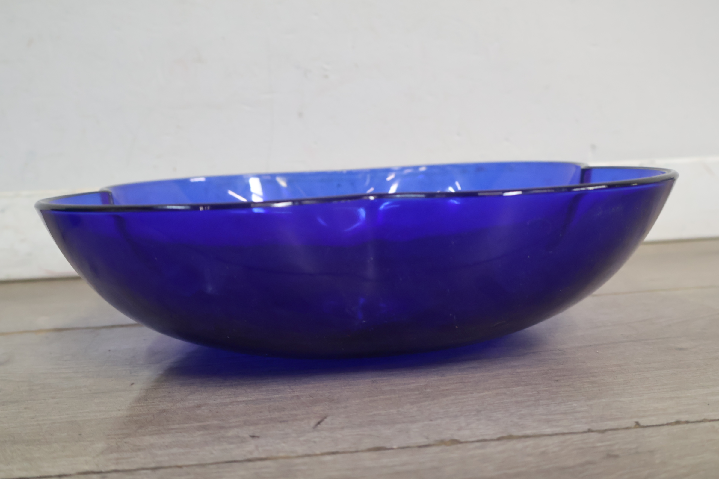 Set blauwe glazen gebruiksvoorwerpen – foto 6 – kavel bij GSD Auctions, Zoeterwoude