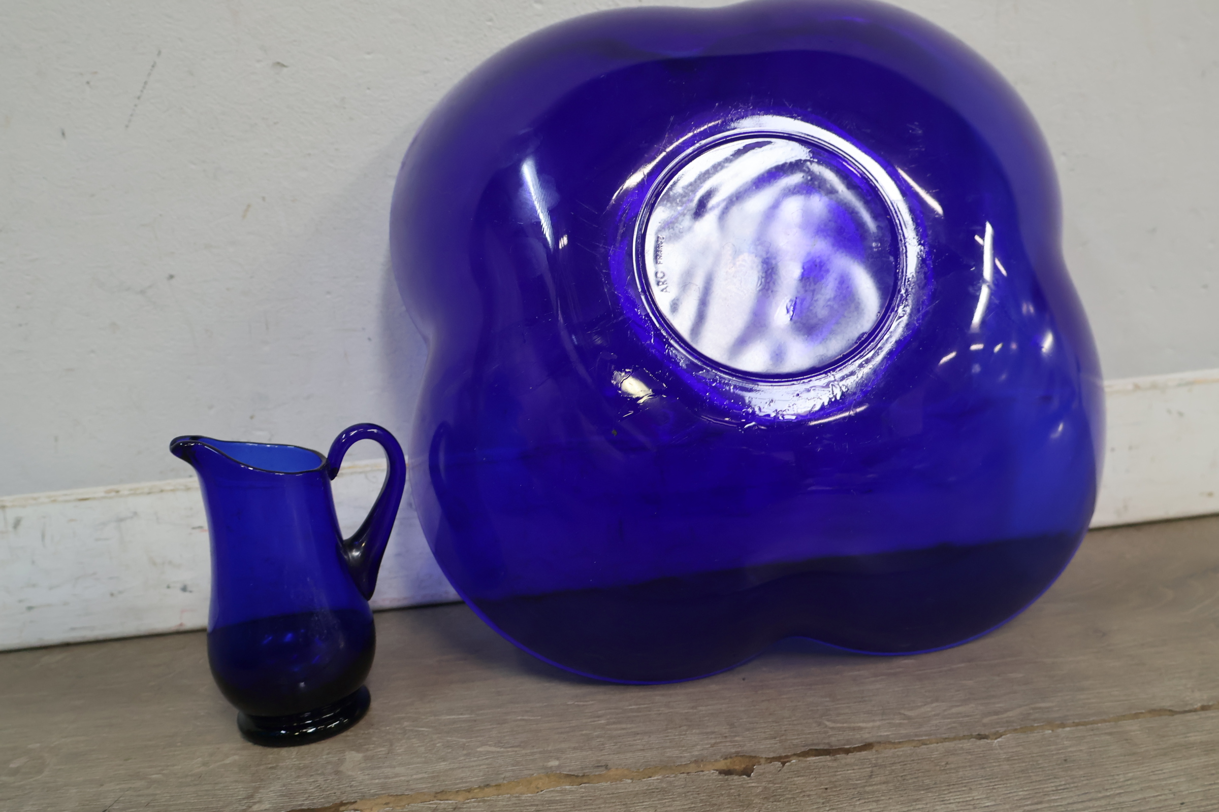 Set blauwe glazen gebruiksvoorwerpen – foto 9 – kavel bij GSD Auctions, Zoeterwoude