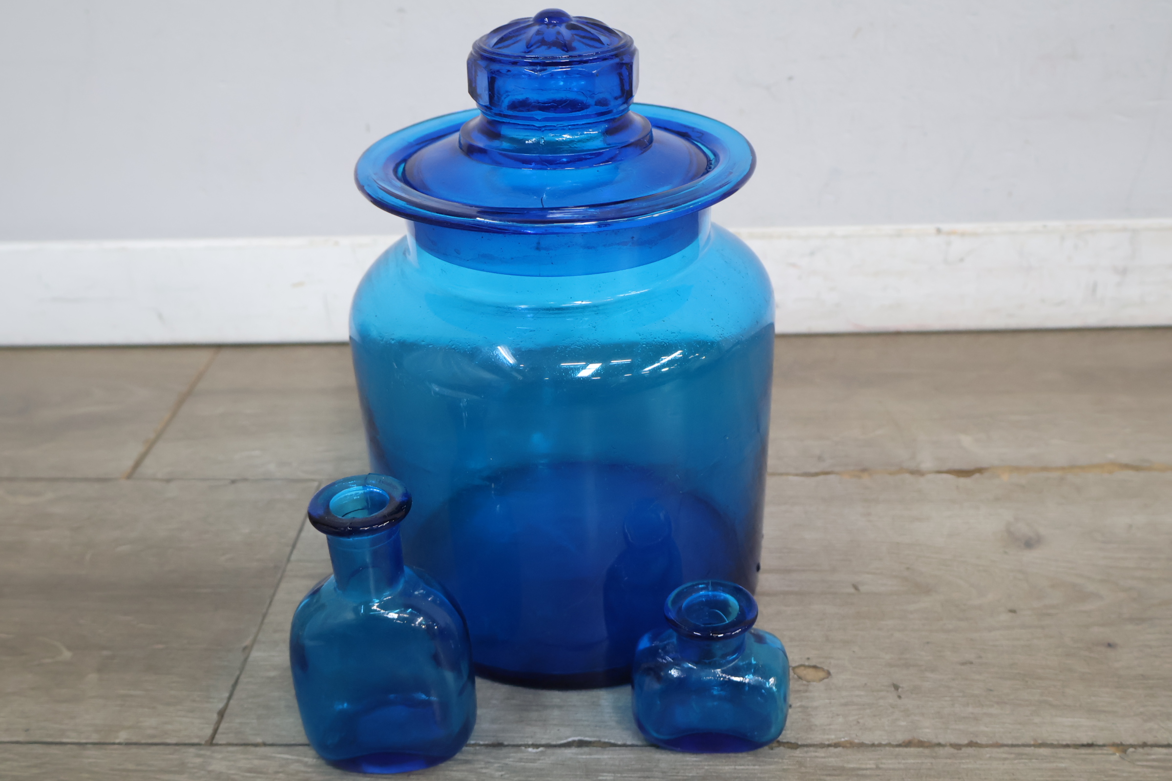 Set blauwe glazen gebruiksvoorwerpen – foto 10 – kavel bij GSD Auctions, Zoeterwoude