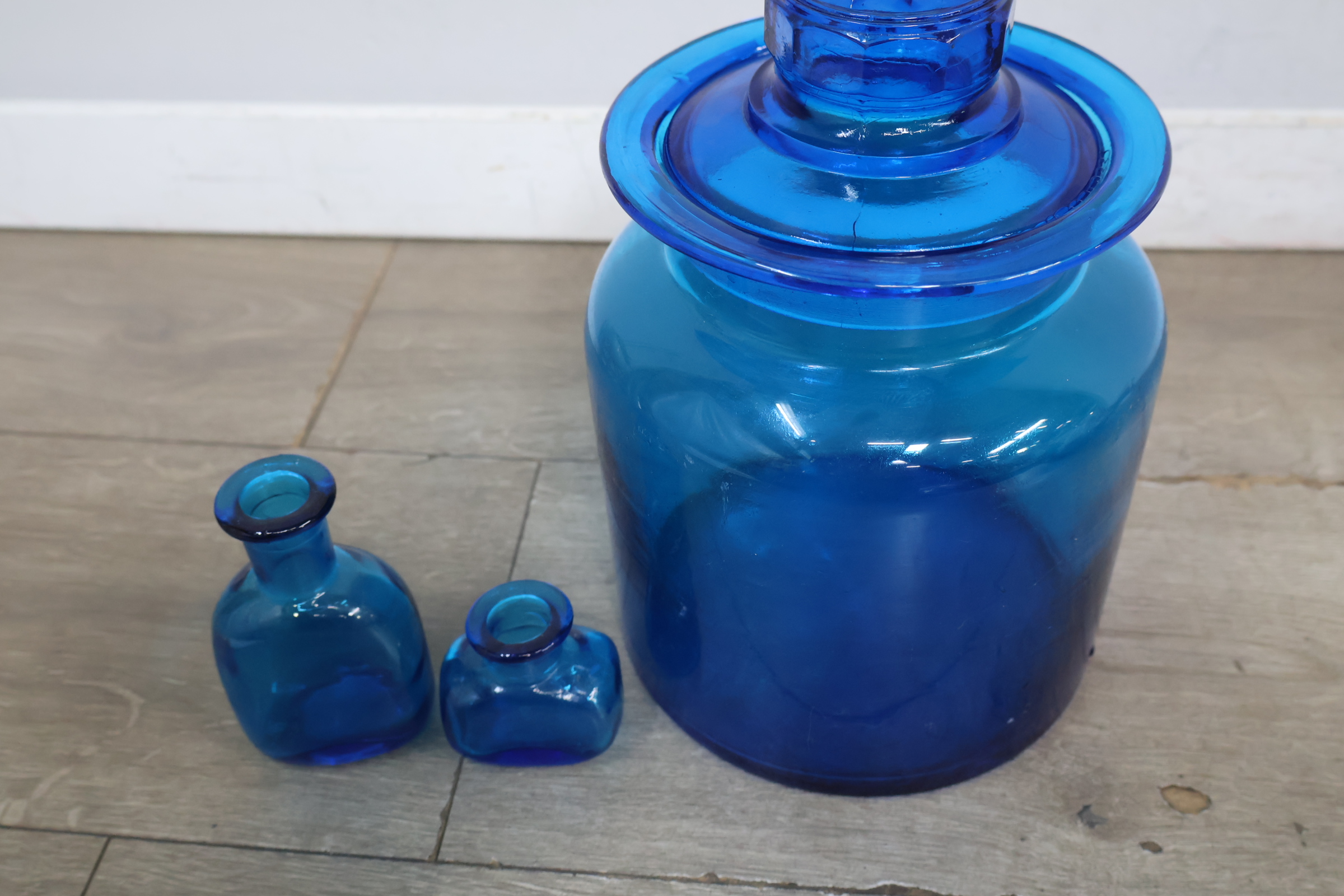 Set blauwe glazen gebruiksvoorwerpen – foto 11 – kavel bij GSD Auctions, Zoeterwoude