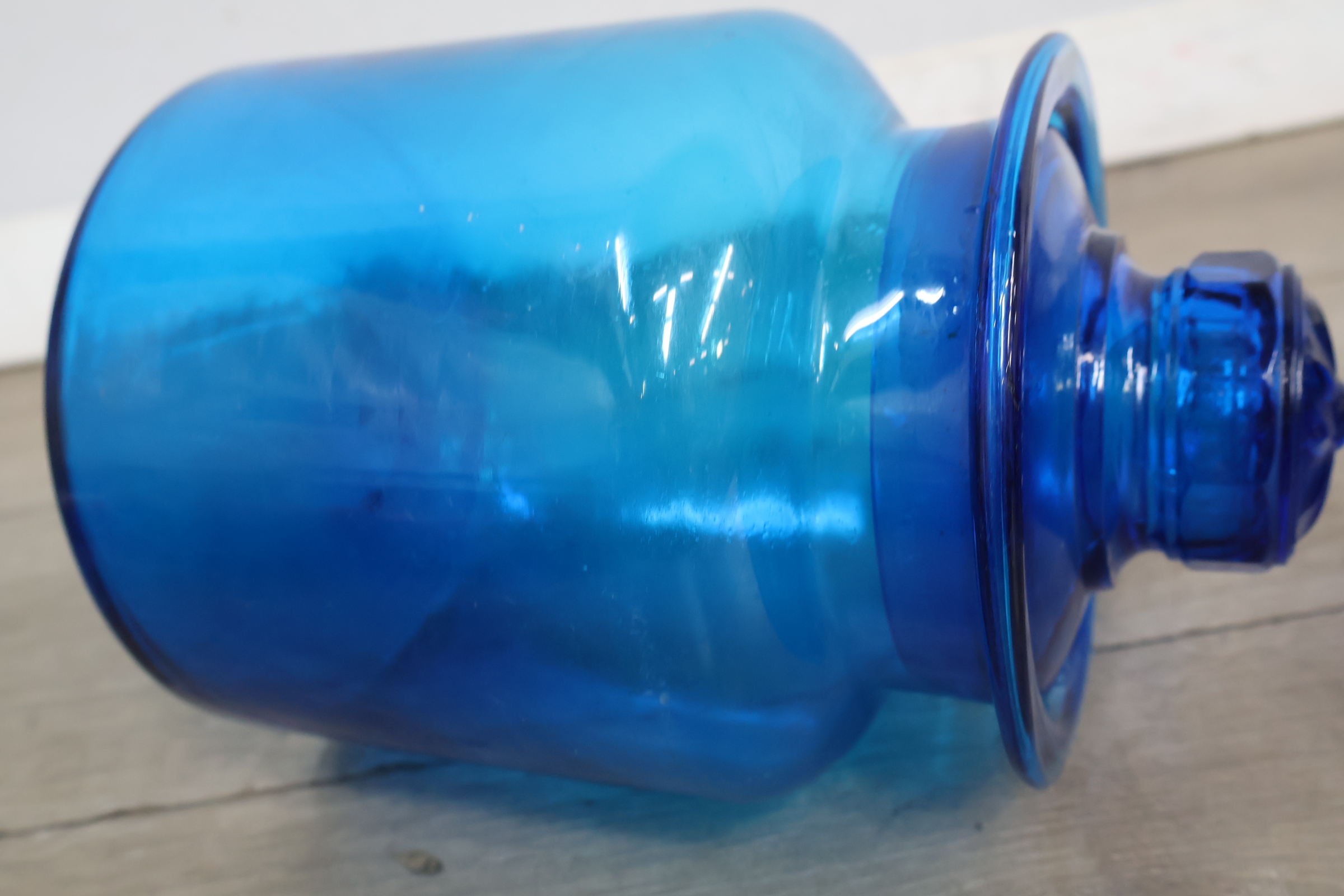 Set blauwe glazen gebruiksvoorwerpen – foto 13 – kavel bij GSD Auctions, Zoeterwoude