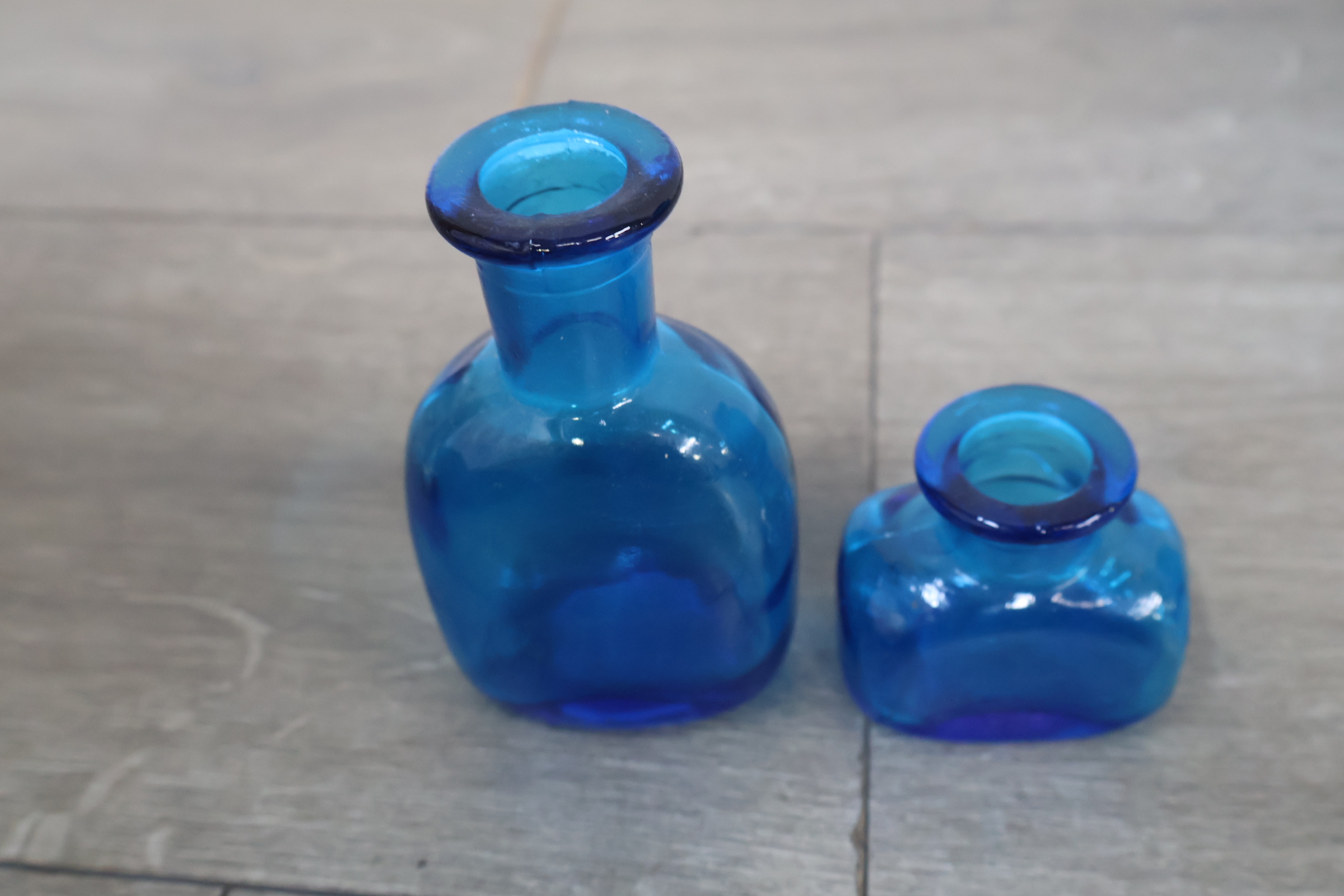 Set blauwe glazen gebruiksvoorwerpen – foto 15 – kavel bij GSD Auctions, Zoeterwoude