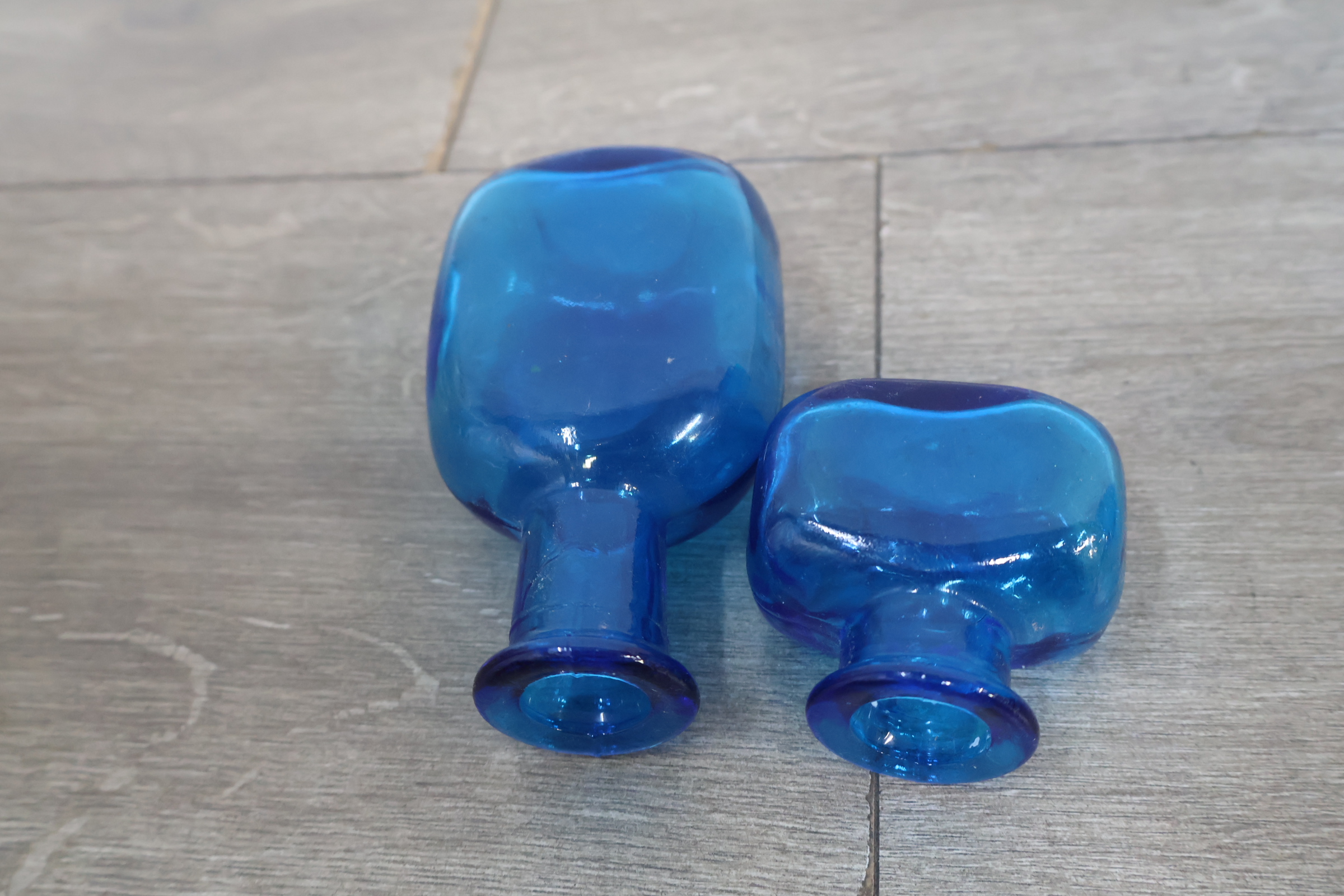 Set blauwe glazen gebruiksvoorwerpen – foto 17 – kavel bij GSD Auctions, Zoeterwoude