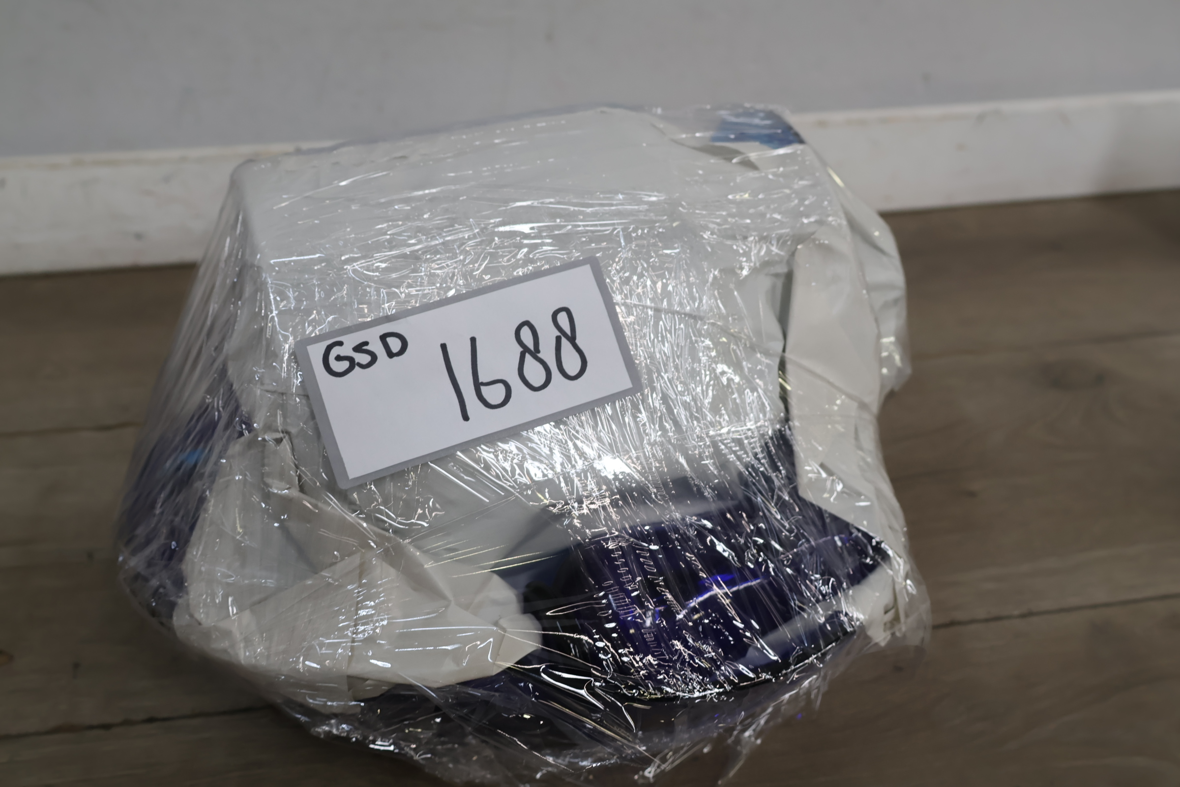 Set blauwe glazen gebruiksvoorwerpen – foto 21 – kavel bij GSD Auctions, Zoeterwoude