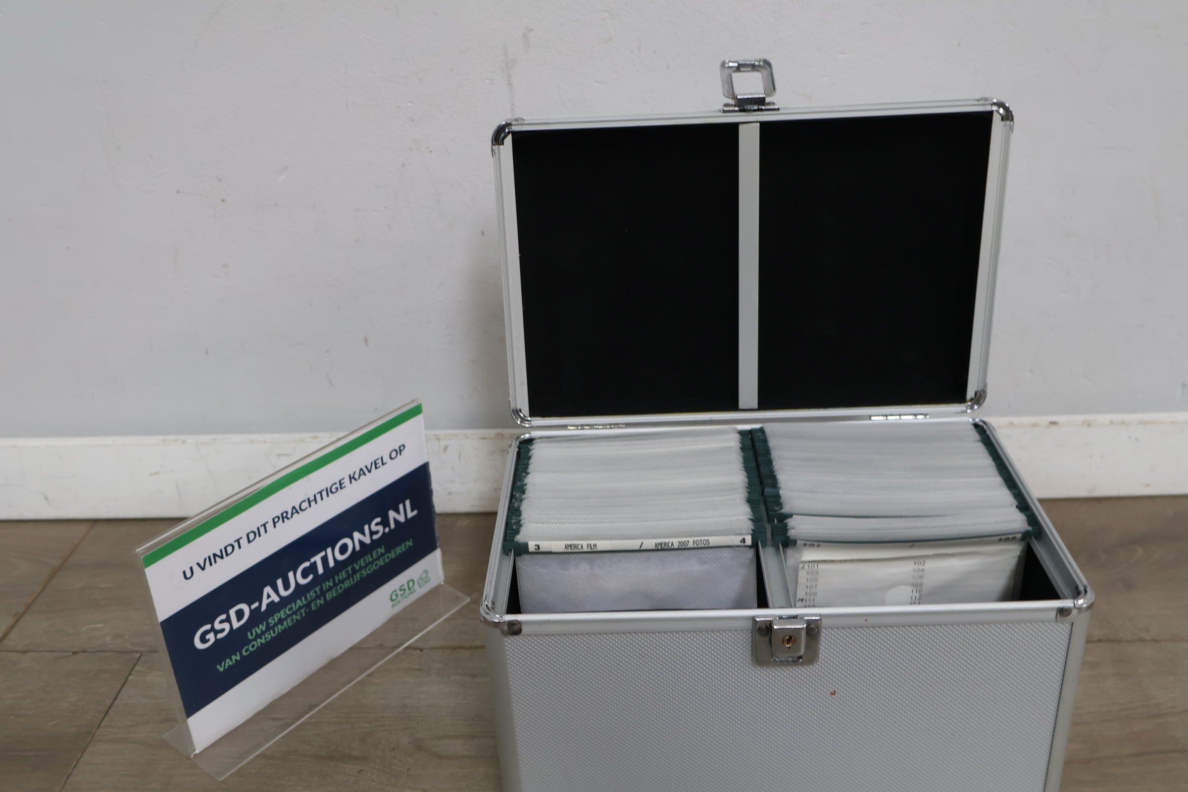Metalen koffer met handvat en sluiting voor fotoopslag – foto 2 – kavel bij GSD Auctions, Zoeterwoude
