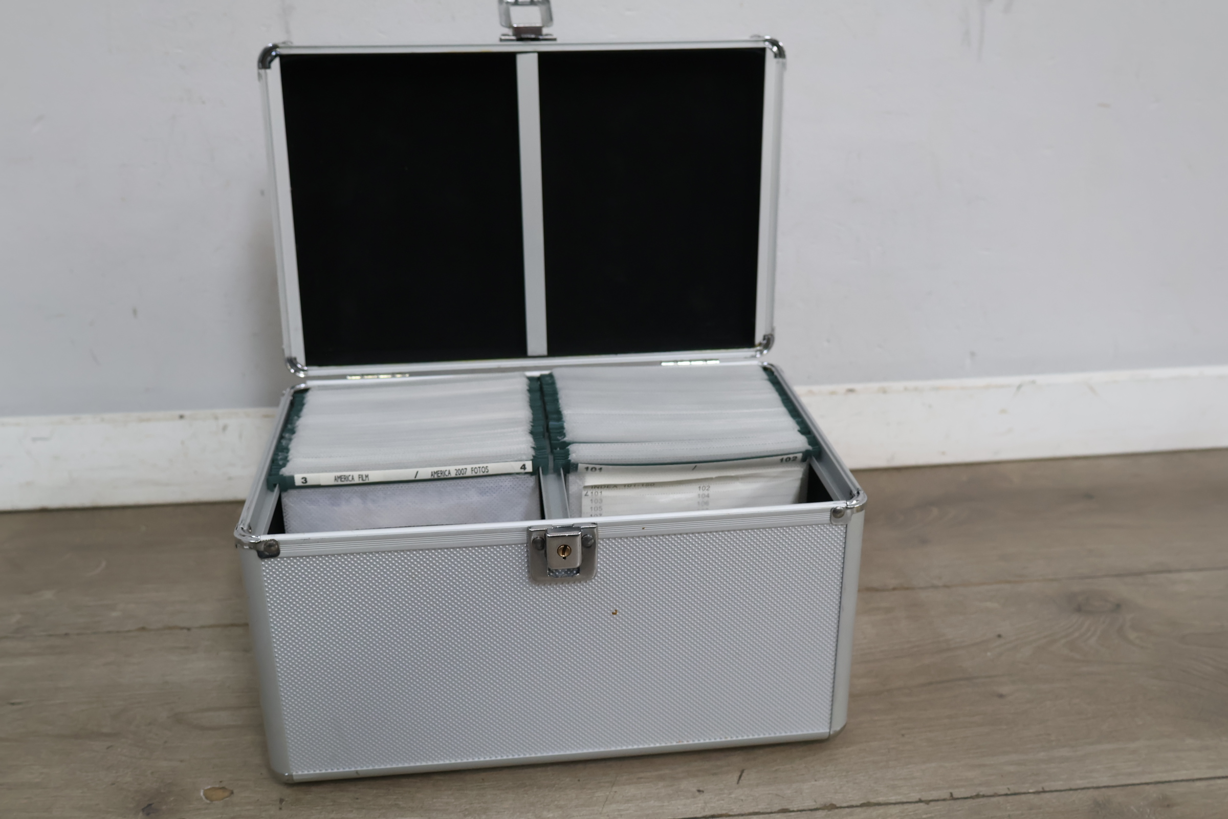 Metalen koffer met handvat en sluiting voor fotoopslag – foto 3 – kavel bij GSD Auctions, Zoeterwoude