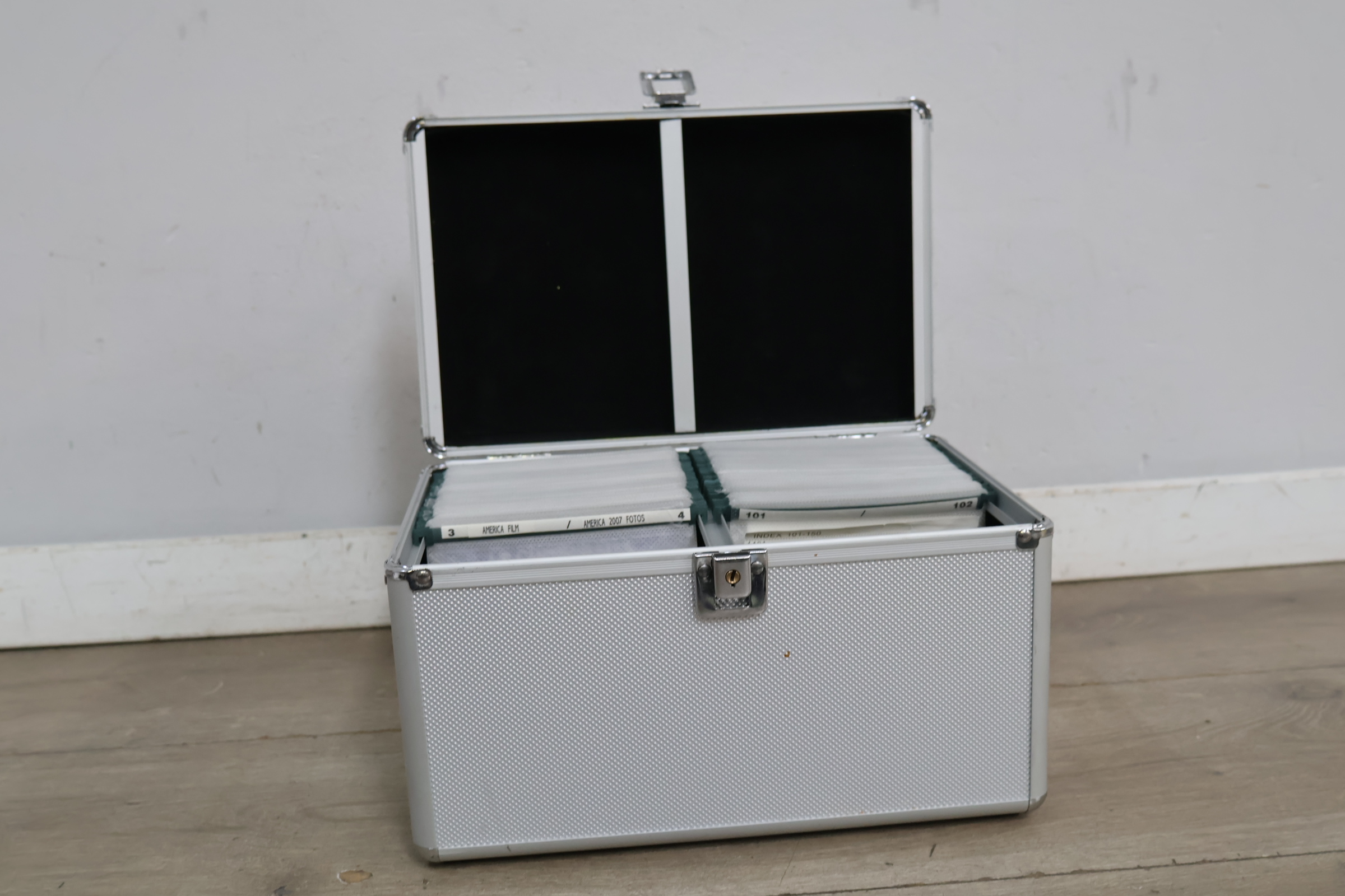 Metalen koffer met handvat en sluiting voor fotoopslag – foto 4 – kavel bij GSD Auctions, Zoeterwoude