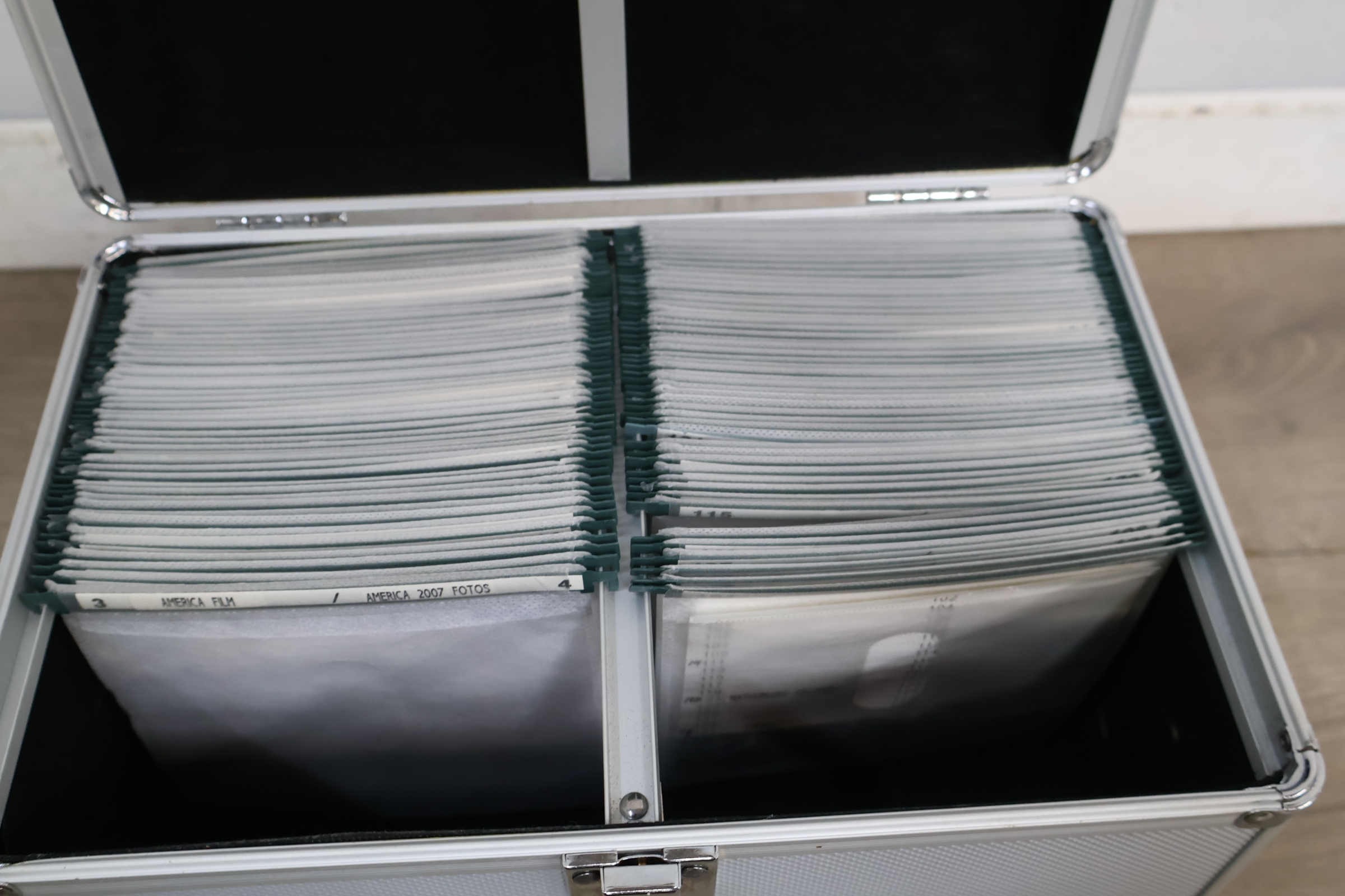 Metalen koffer met handvat en sluiting voor fotoopslag – foto 5 – kavel bij GSD Auctions, Zoeterwoude