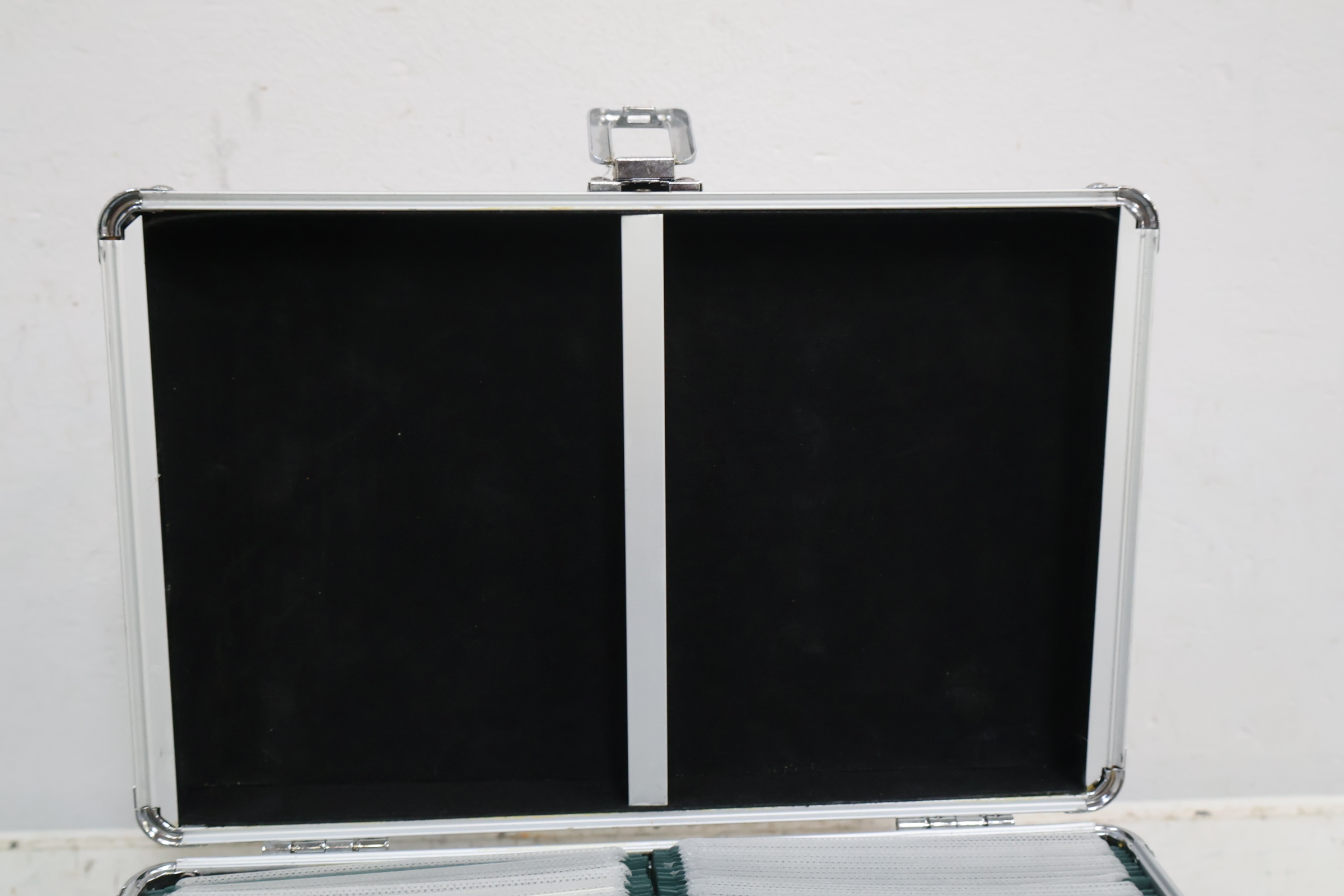 Metalen koffer met handvat en sluiting voor fotoopslag – foto 6 – kavel bij GSD Auctions, Zoeterwoude