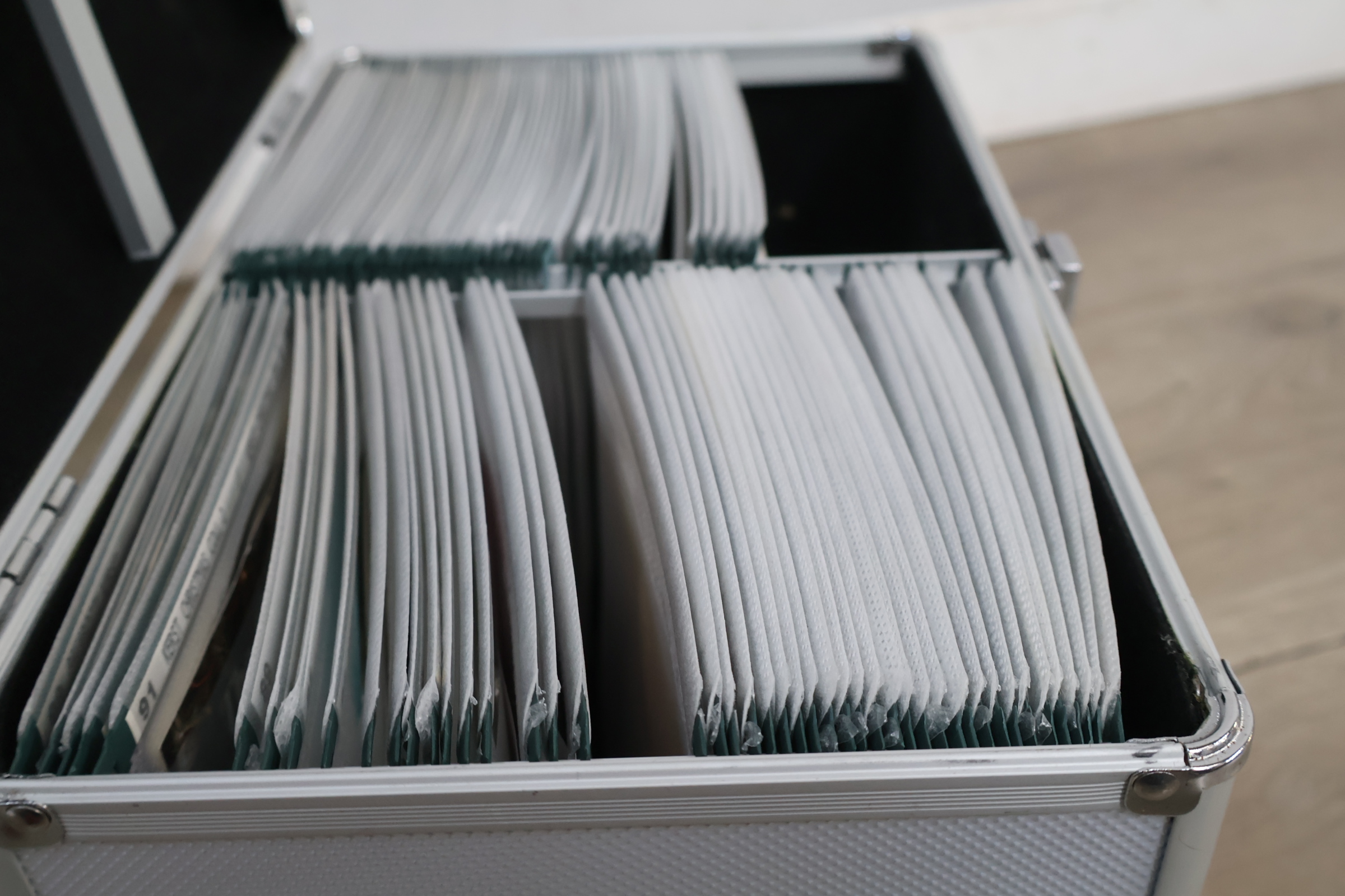 Metalen koffer met handvat en sluiting voor fotoopslag – foto 7 – kavel bij GSD Auctions, Zoeterwoude
