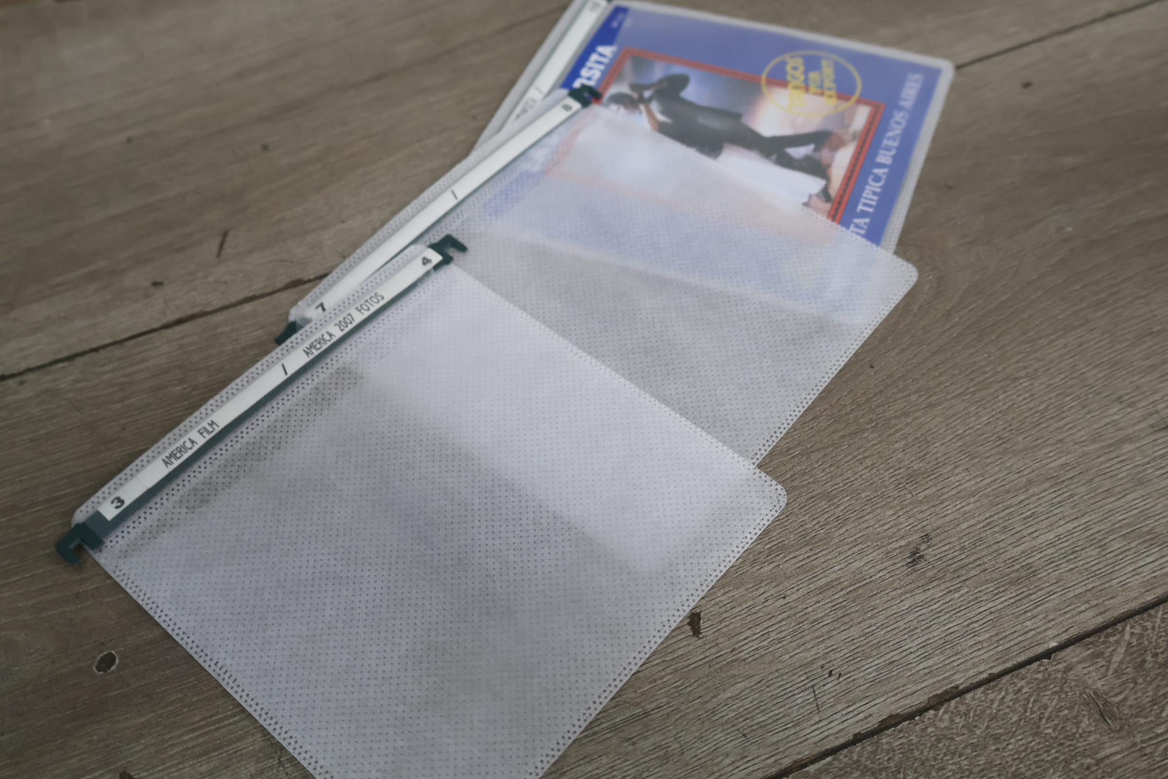 Metalen koffer met handvat en sluiting voor fotoopslag – foto 8 – kavel bij GSD Auctions, Zoeterwoude