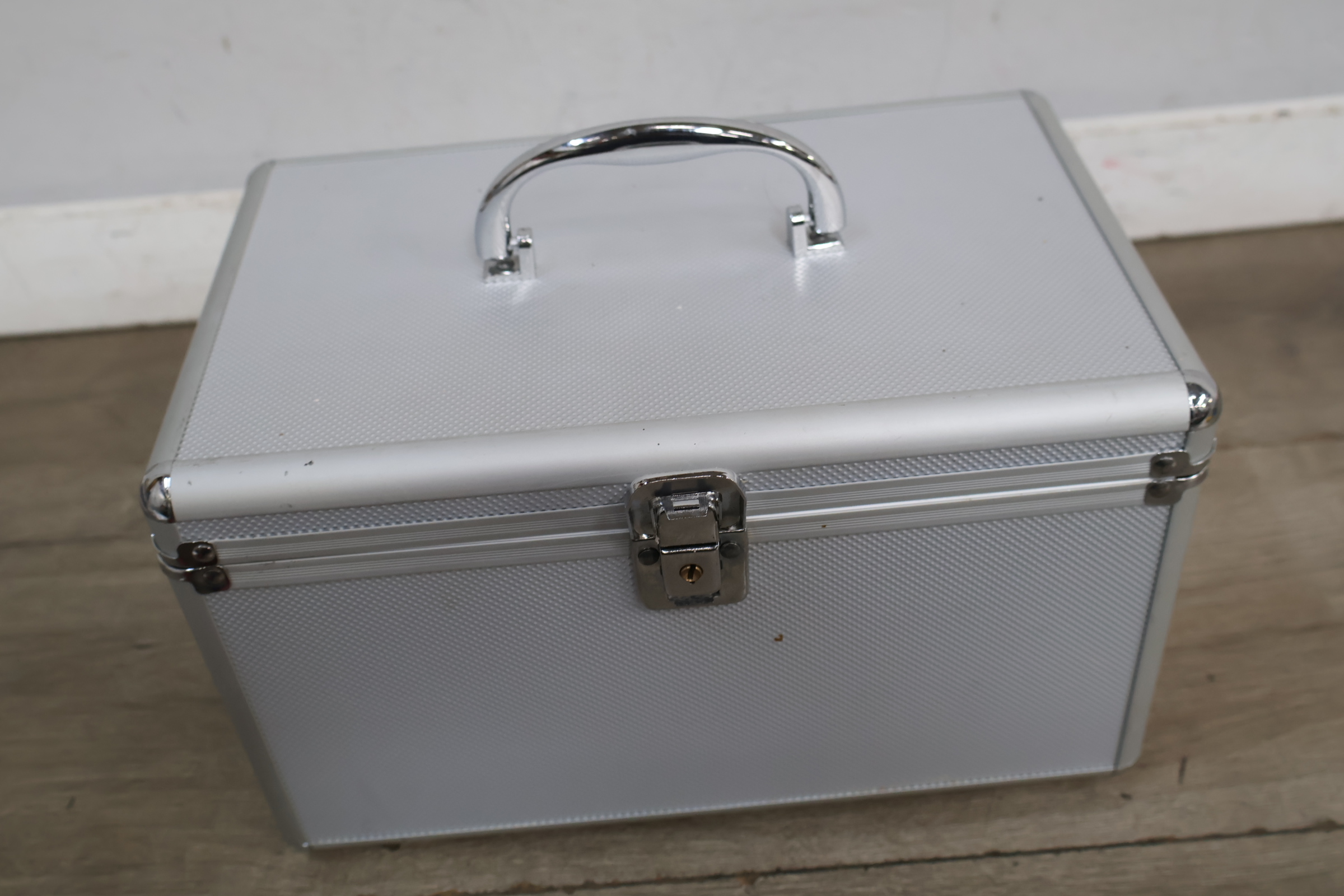 Metalen koffer met handvat en sluiting voor fotoopslag – foto 9 – kavel bij GSD Auctions, Zoeterwoude