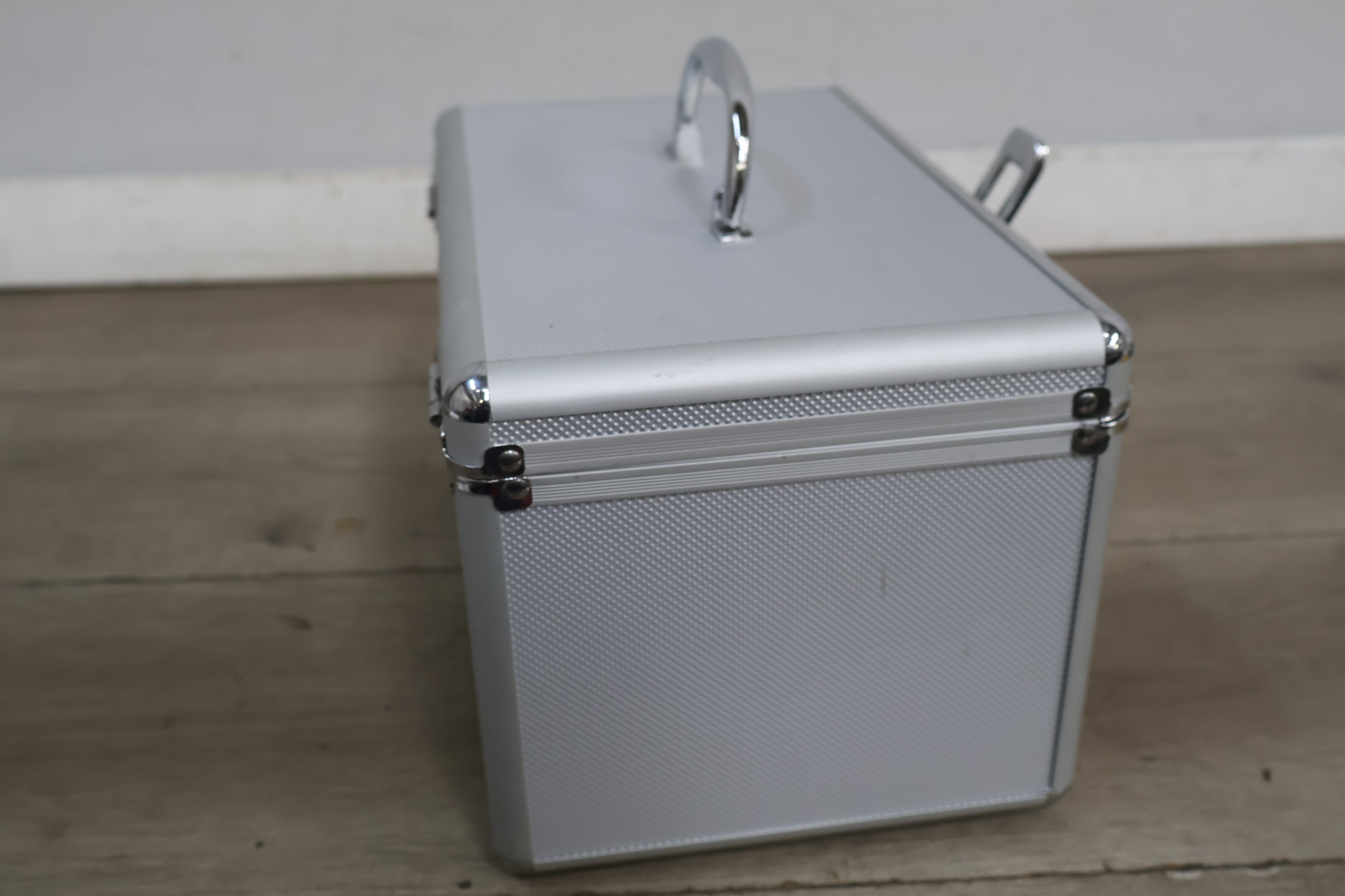Metalen koffer met handvat en sluiting voor fotoopslag – foto 10 – kavel bij GSD Auctions, Zoeterwoude