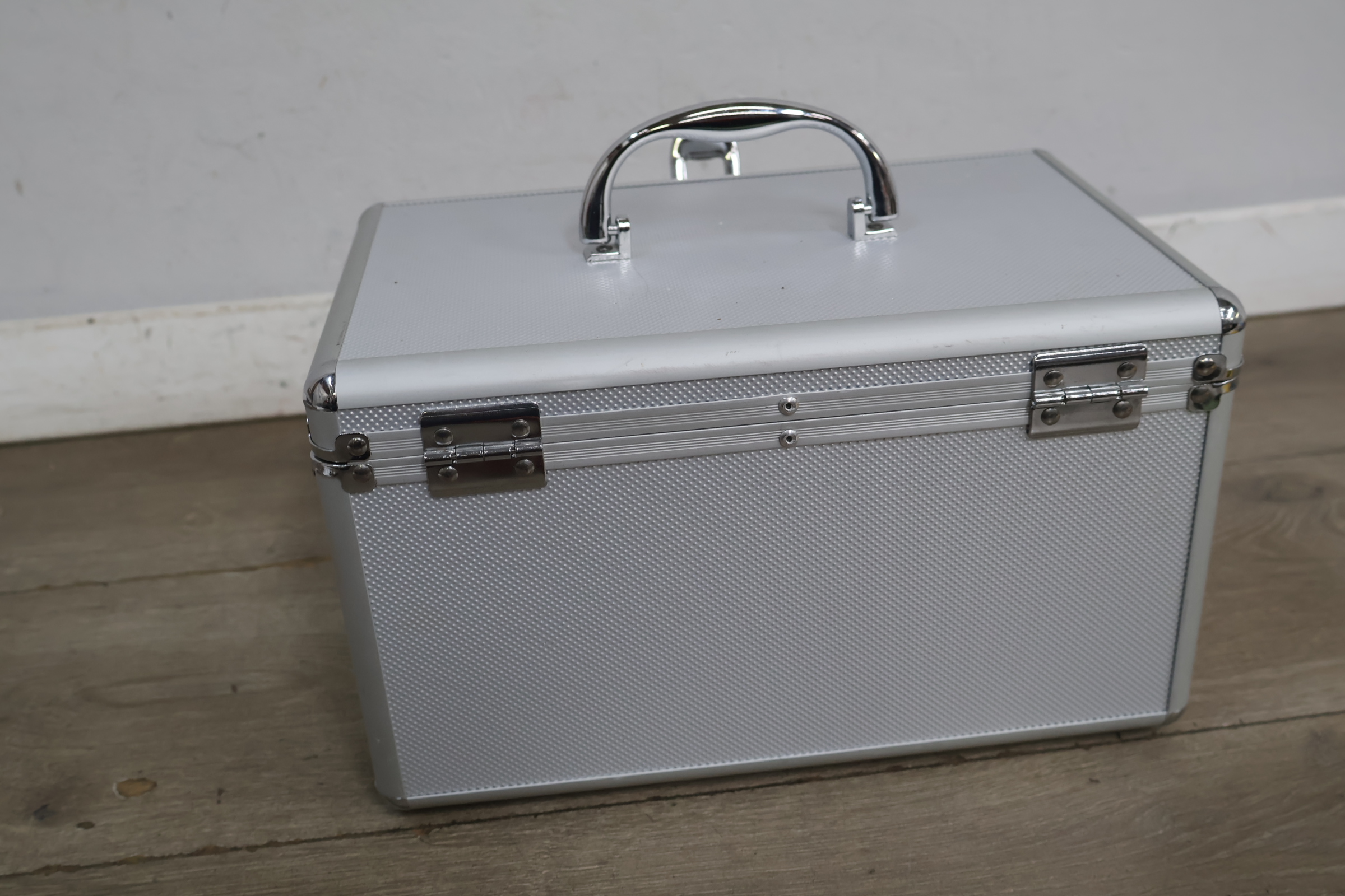 Metalen koffer met handvat en sluiting voor fotoopslag – foto 11 – kavel bij GSD Auctions, Zoeterwoude