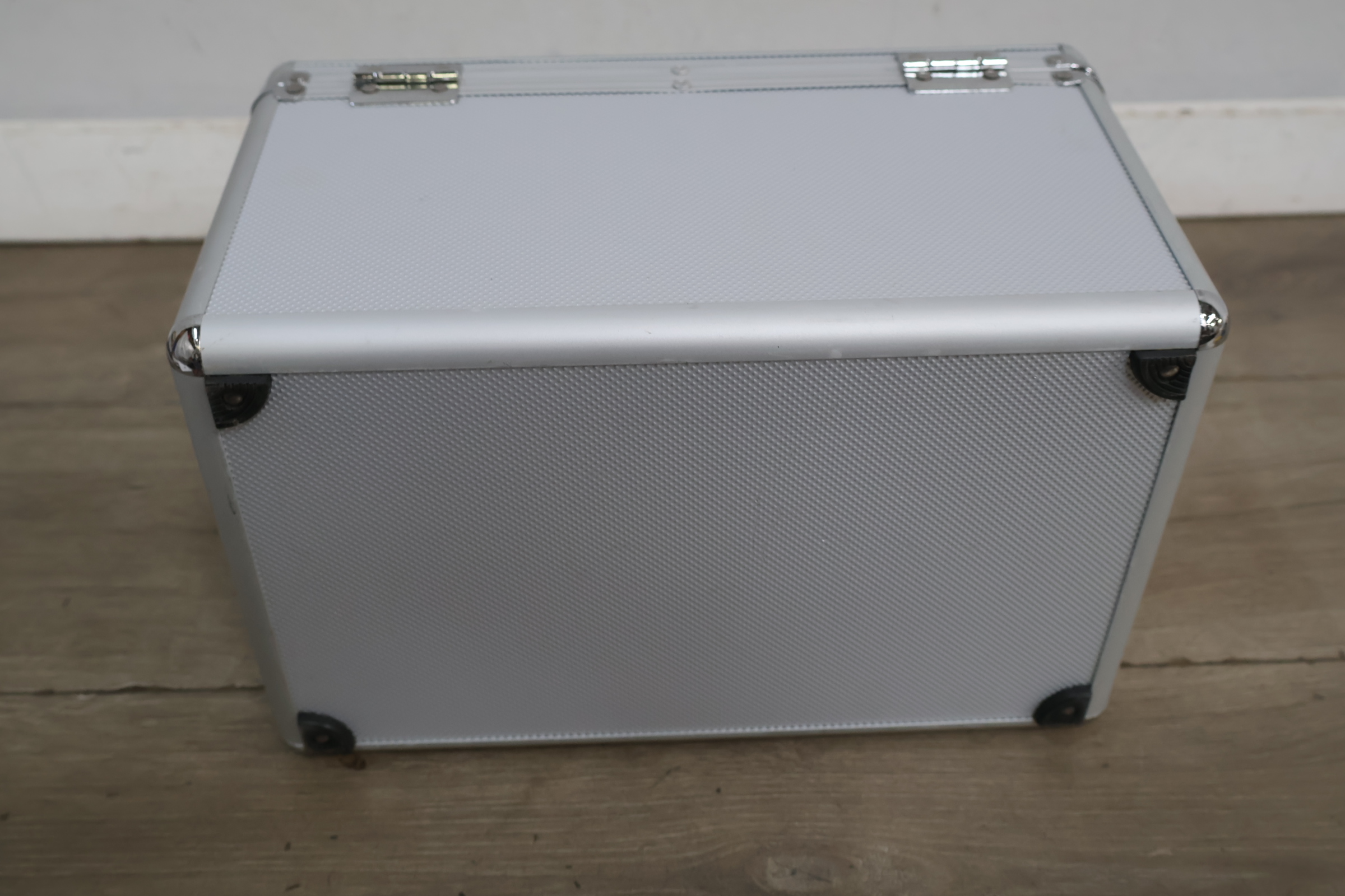 Metalen koffer met handvat en sluiting voor fotoopslag – foto 12 – kavel bij GSD Auctions, Zoeterwoude