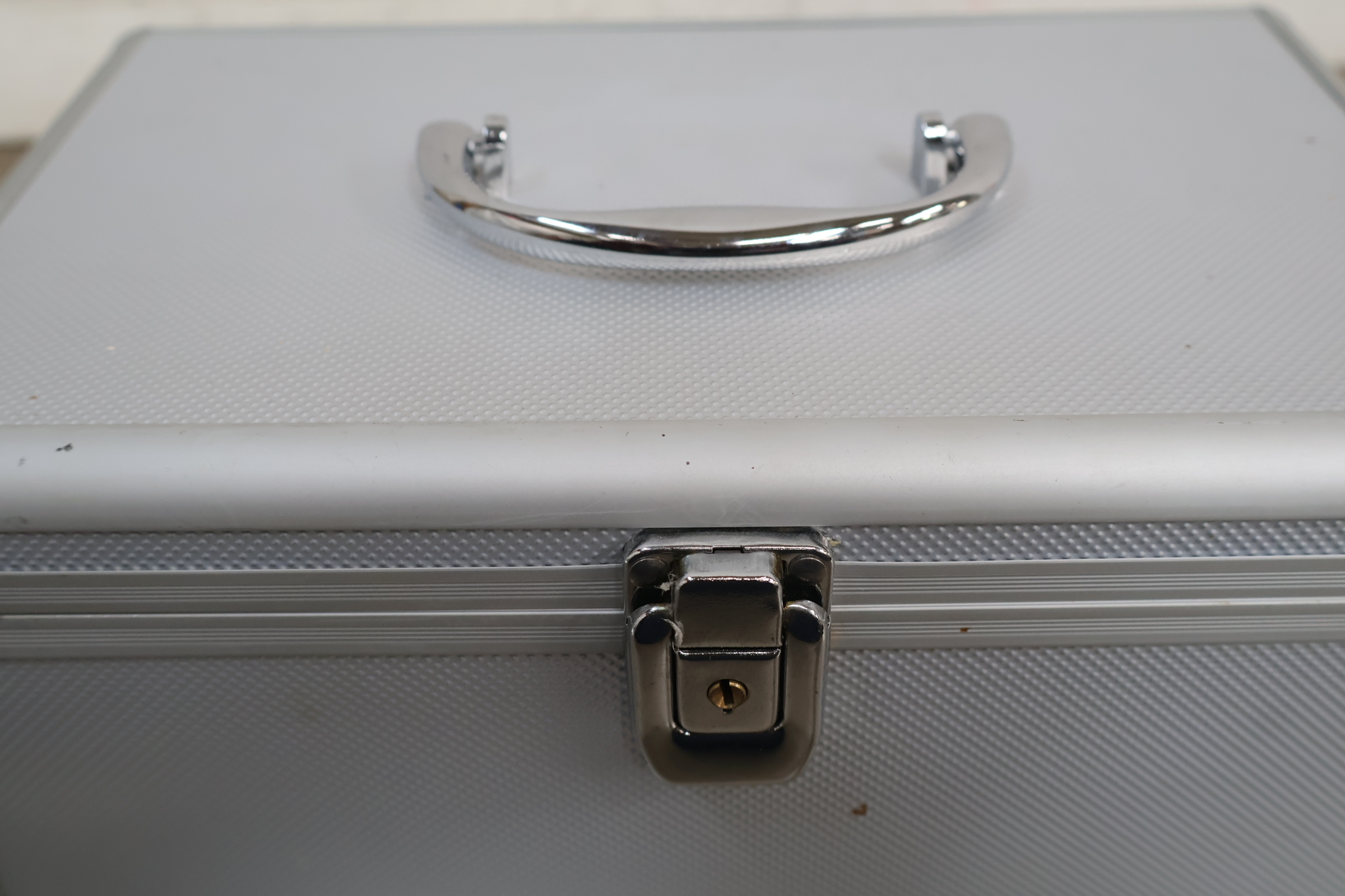 Metalen koffer met handvat en sluiting voor fotoopslag – foto 13 – kavel bij GSD Auctions, Zoeterwoude