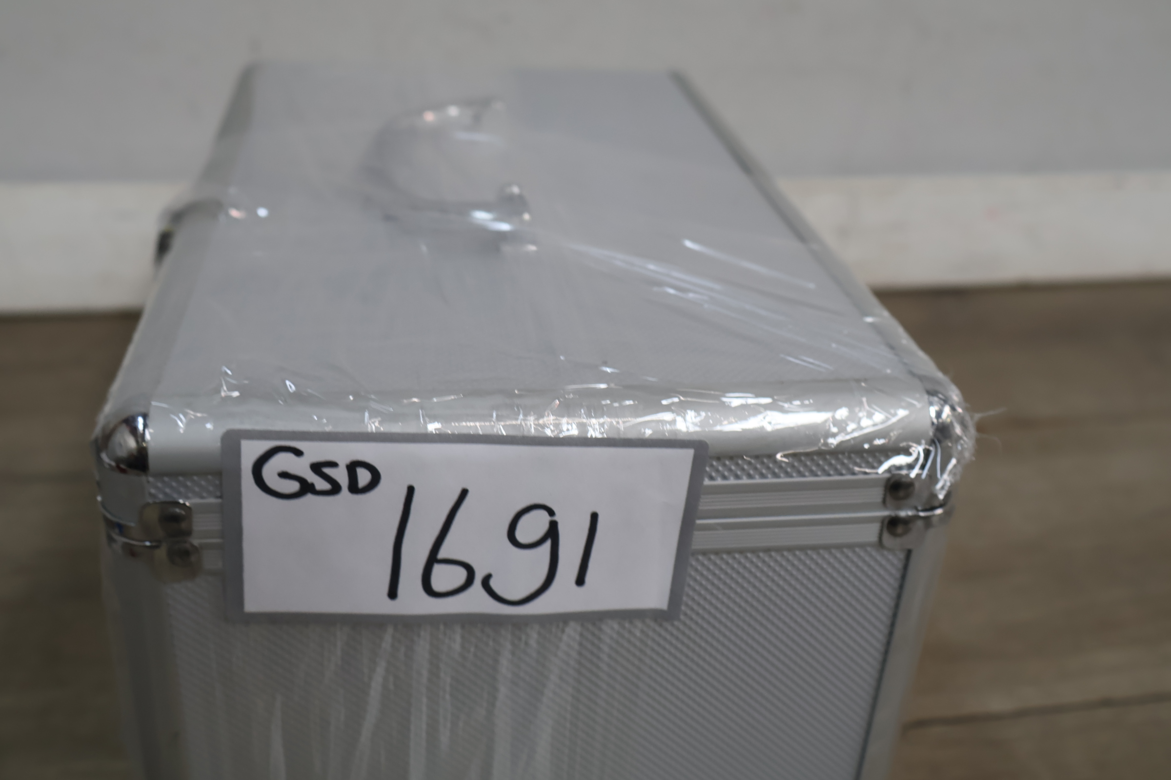 Metalen koffer met handvat en sluiting voor fotoopslag – foto 17 – kavel bij GSD Auctions, Zoeterwoude