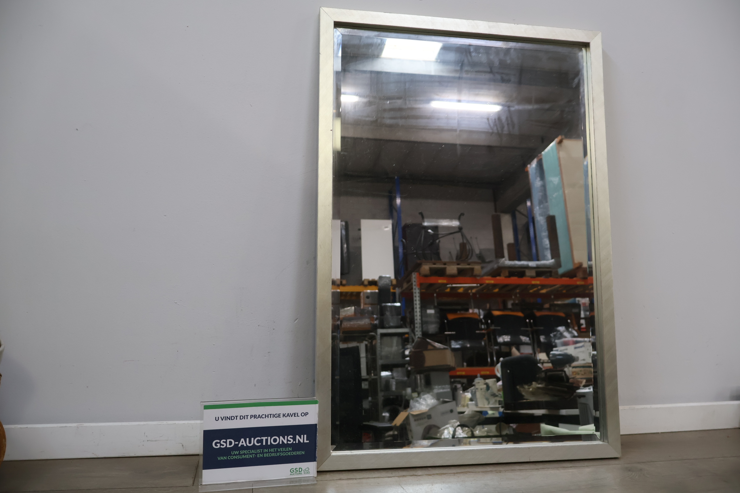 Grote rechthoekige spiegel met zilverkleurige lijst – foto 2 – kavel bij GSD Auctions, Zoeterwoude