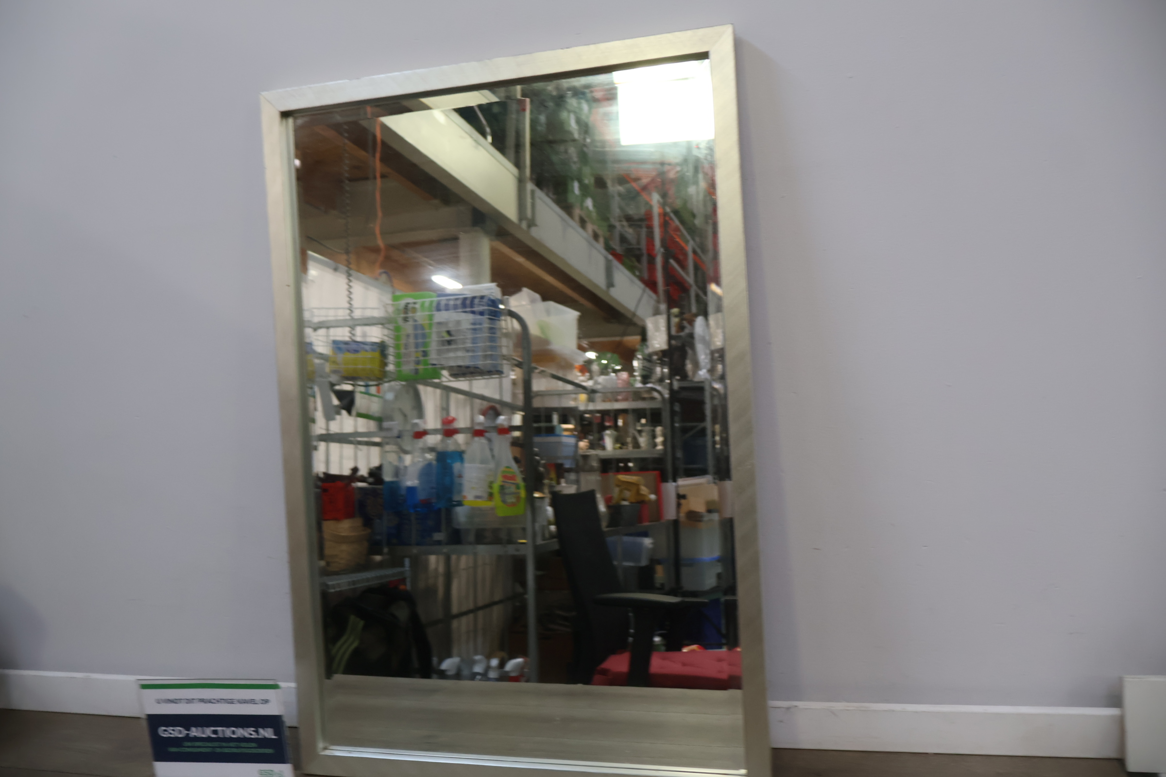 Grote rechthoekige spiegel met zilverkleurige lijst – foto 3 – kavel bij GSD Auctions, Zoeterwoude