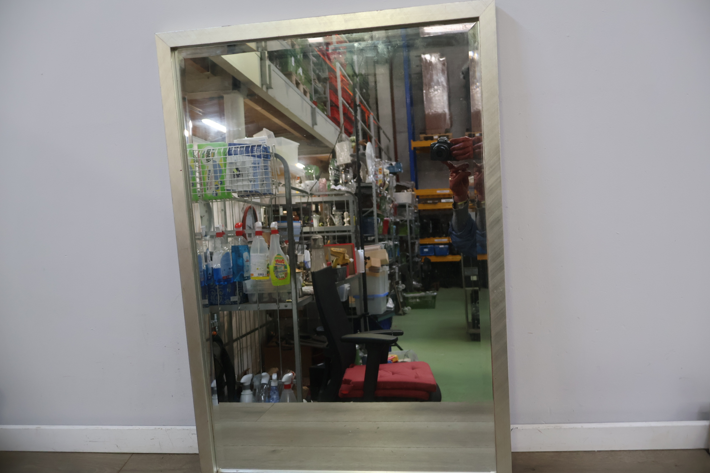 Grote rechthoekige spiegel met zilverkleurige lijst – foto 4 – kavel bij GSD Auctions, Zoeterwoude