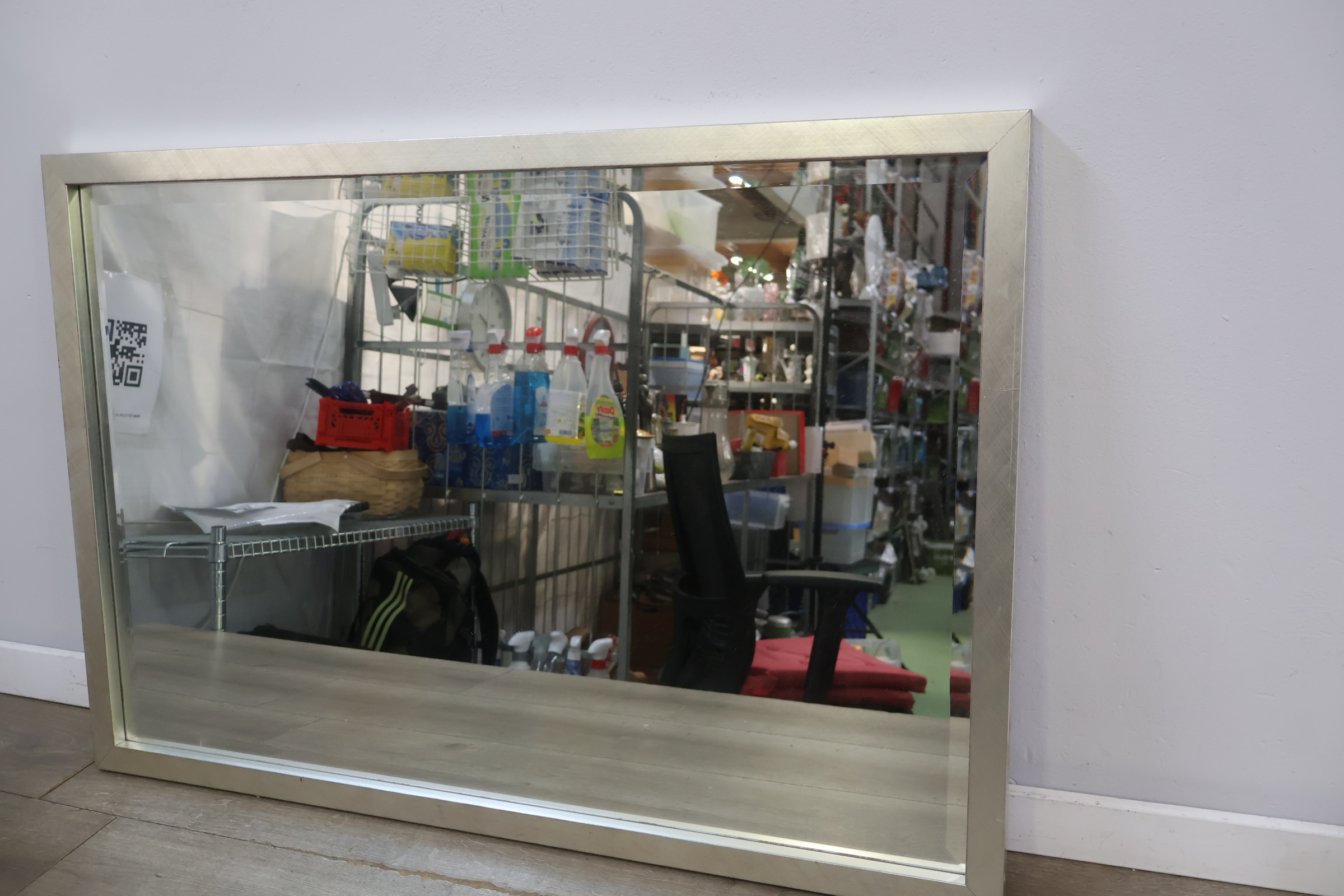 Grote rechthoekige spiegel met zilverkleurige lijst – foto 6 – kavel bij GSD Auctions, Zoeterwoude