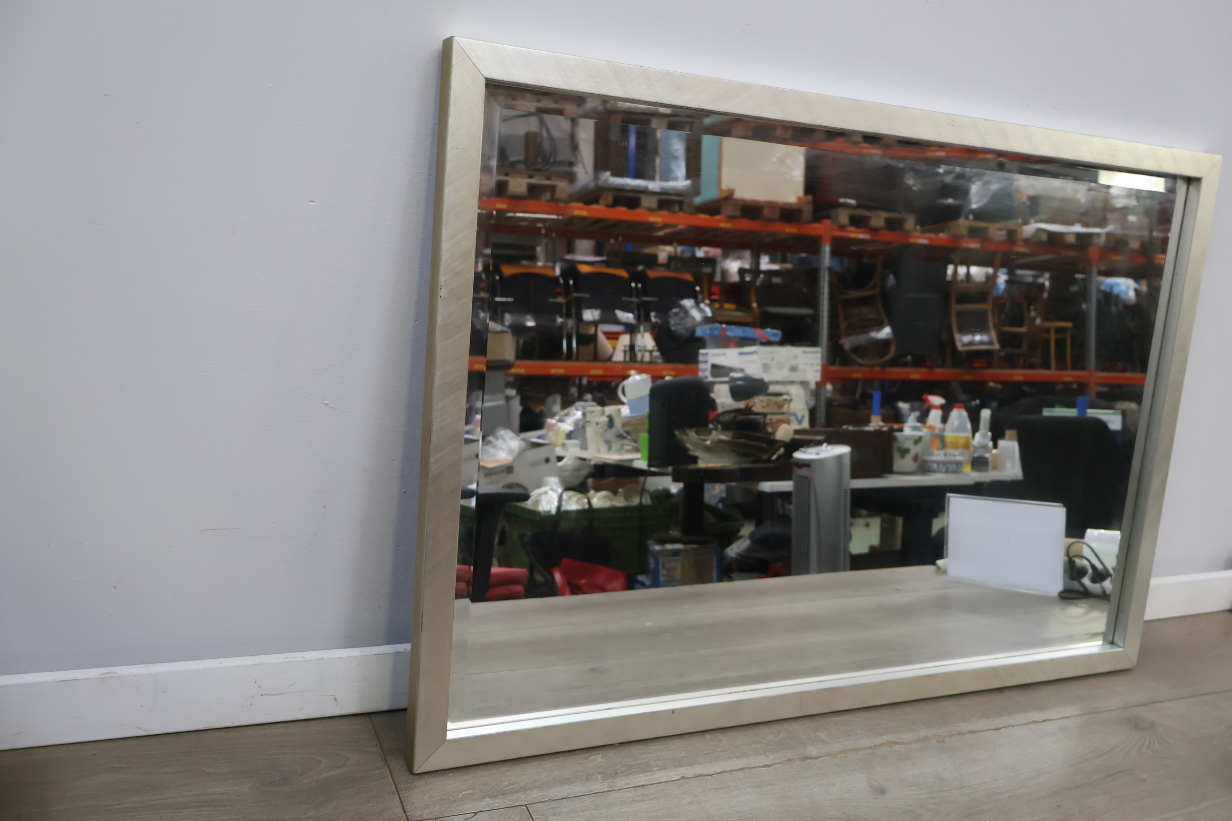 Grote rechthoekige spiegel met zilverkleurige lijst – foto 7 – kavel bij GSD Auctions, Zoeterwoude
