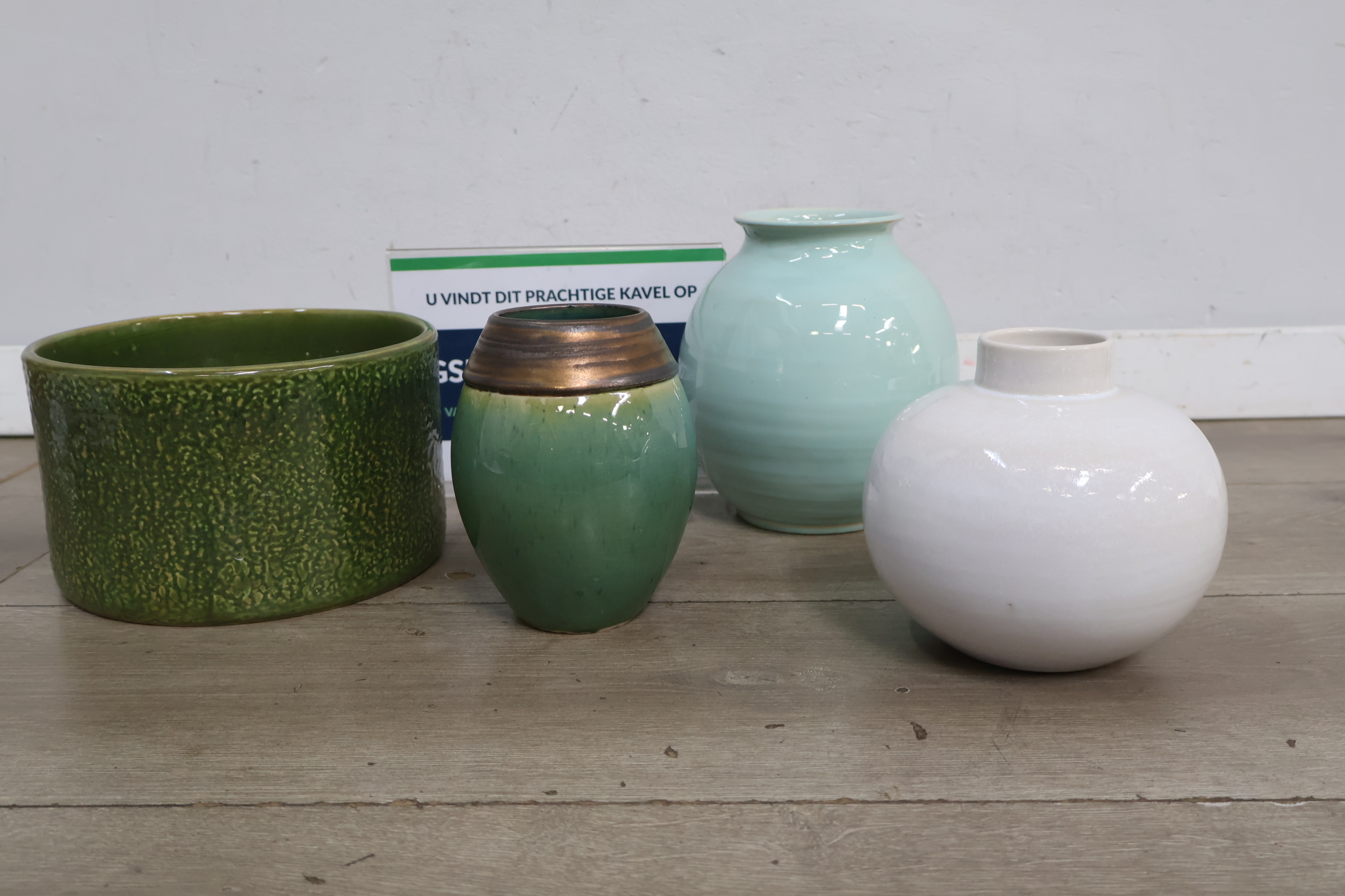 Set van 4 keramische vazen in diverse kleuren – foto 2 – kavel bij GSD Auctions, Zoeterwoude
