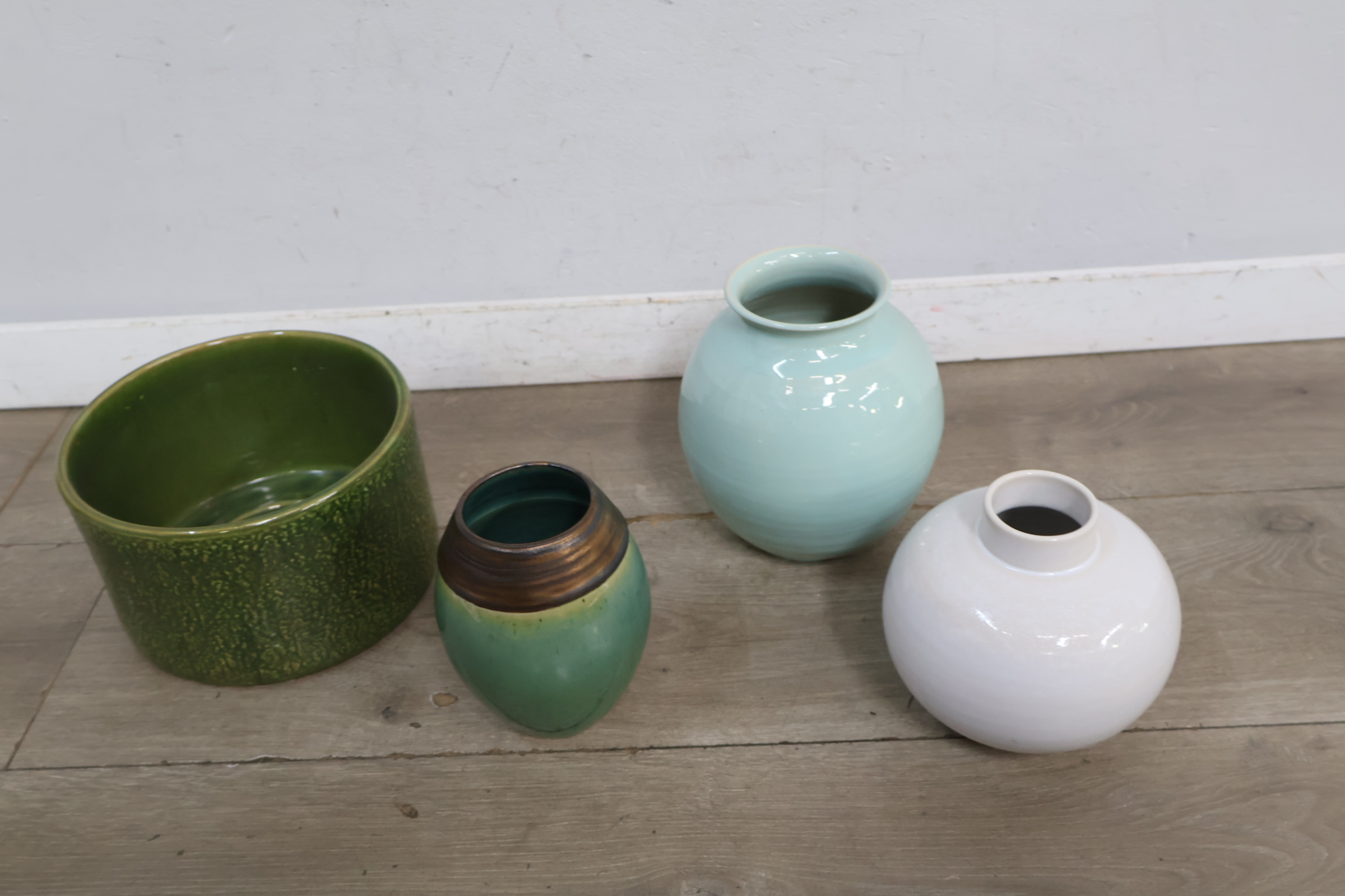 Set van 4 keramische vazen in diverse kleuren – foto 5 – kavel bij GSD Auctions, Zoeterwoude