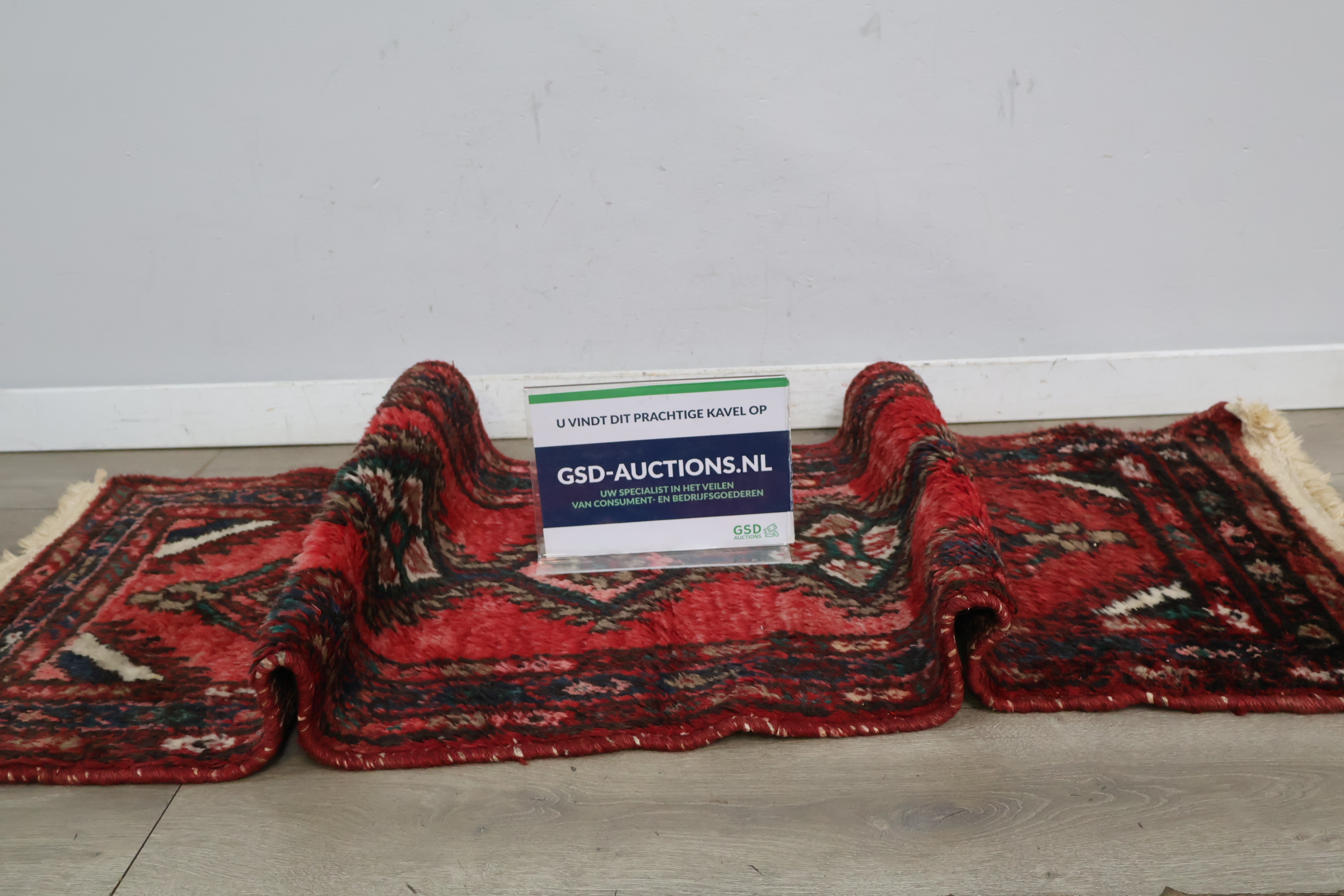 Geborduurd loper tapijt met rood patroon – foto 2 – kavel bij GSD Auctions, Zoeterwoude